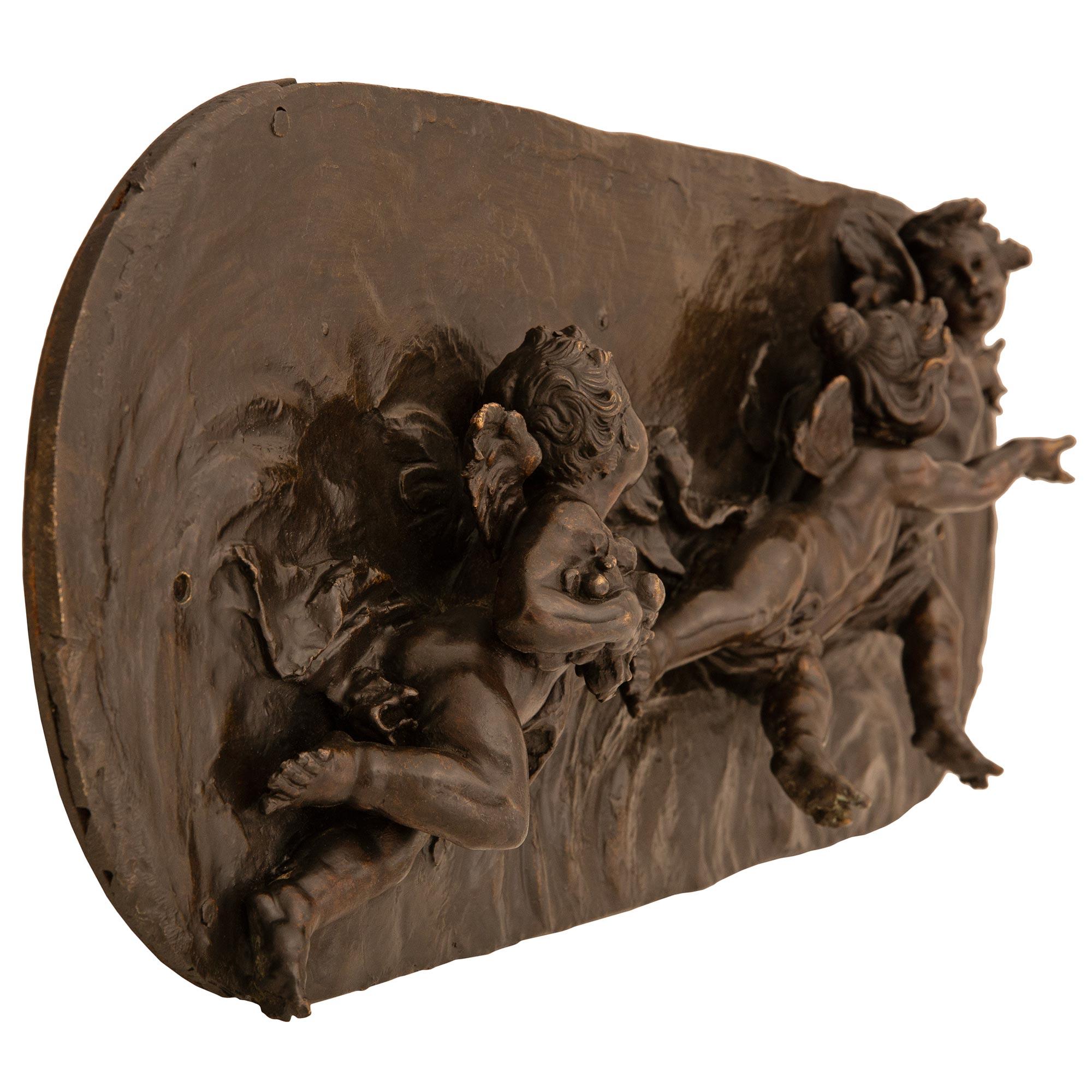 Français Paire de plaques murales françaises du 19ème siècle en bronze patiné de style Louis XVI en vente