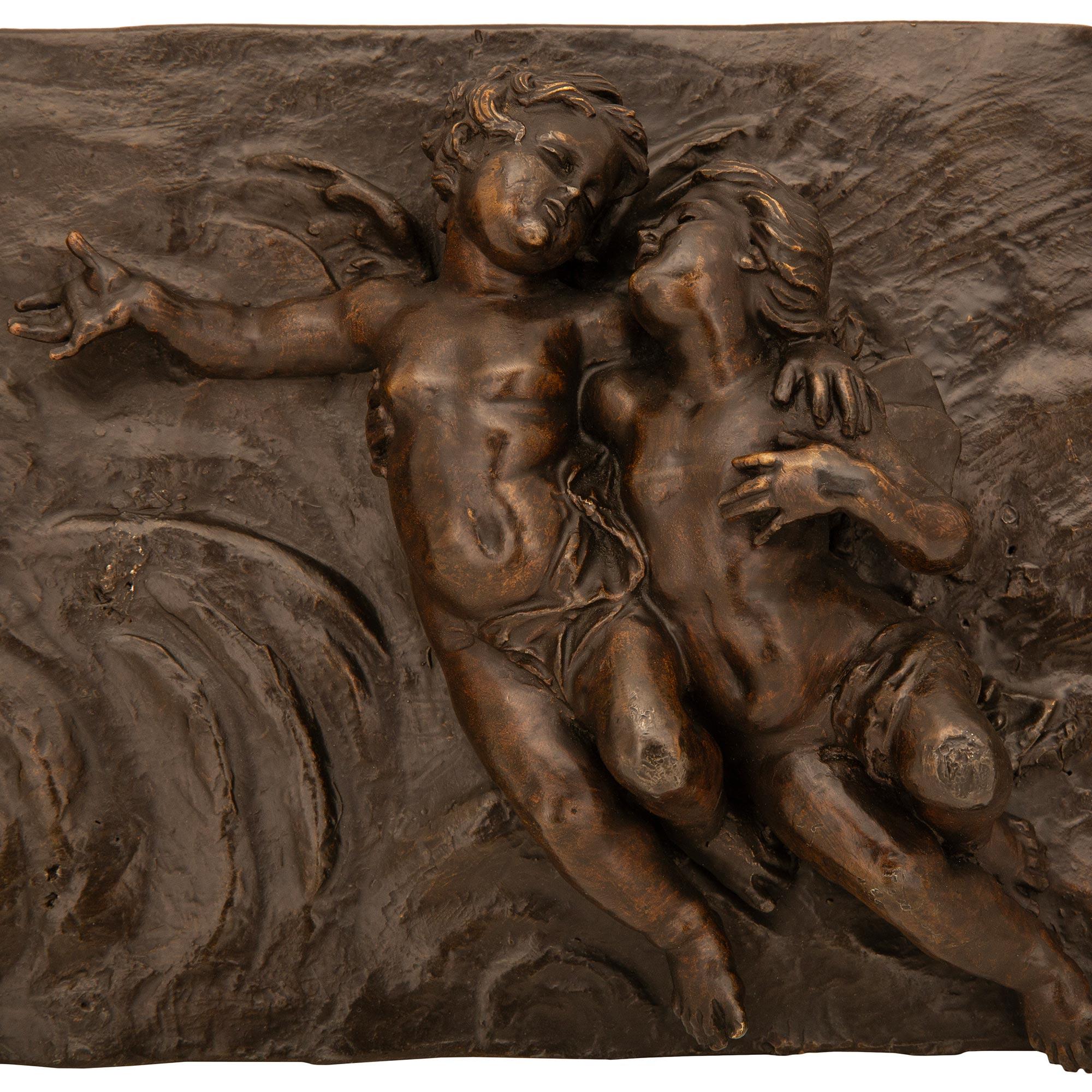 Paire de plaques murales françaises du 19ème siècle en bronze patiné de style Louis XVI Bon état - En vente à West Palm Beach, FL