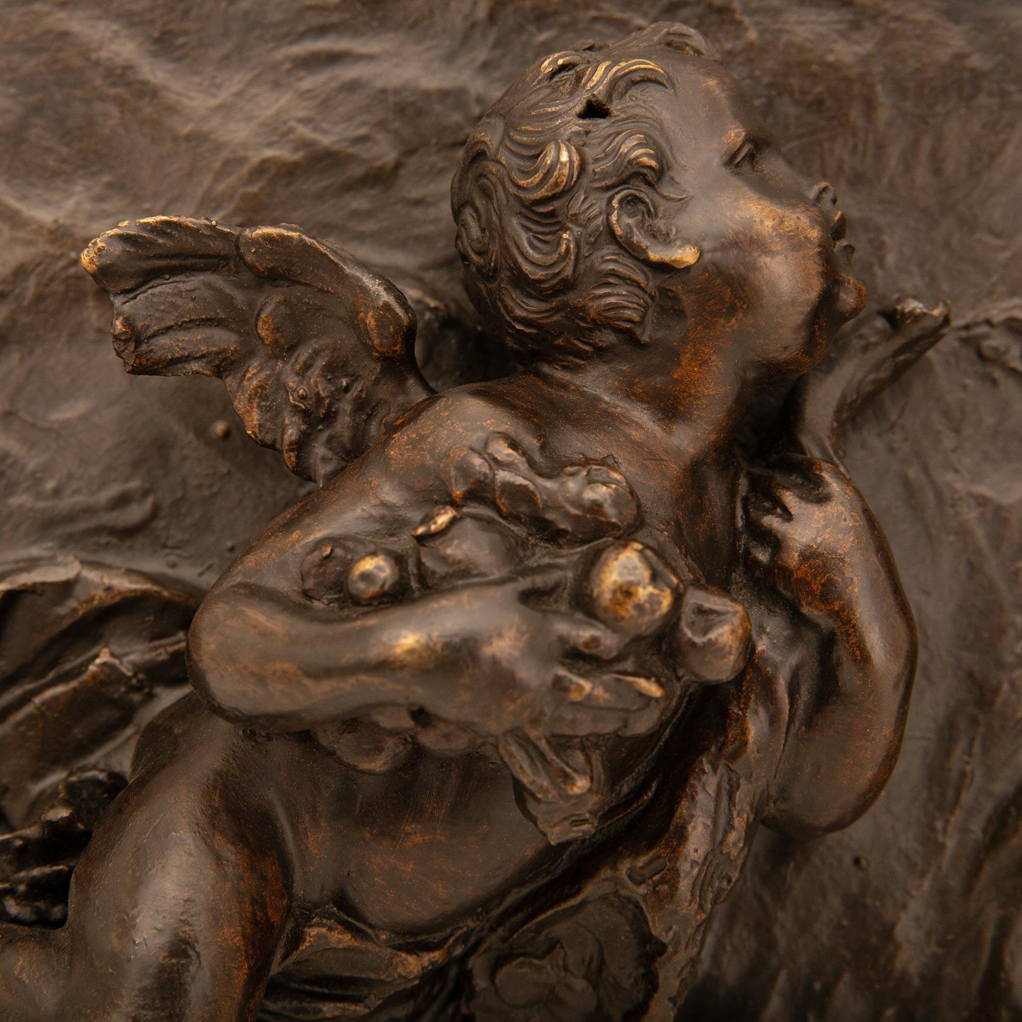 XIXe siècle Paire de plaques murales françaises du 19ème siècle en bronze patiné de style Louis XVI en vente