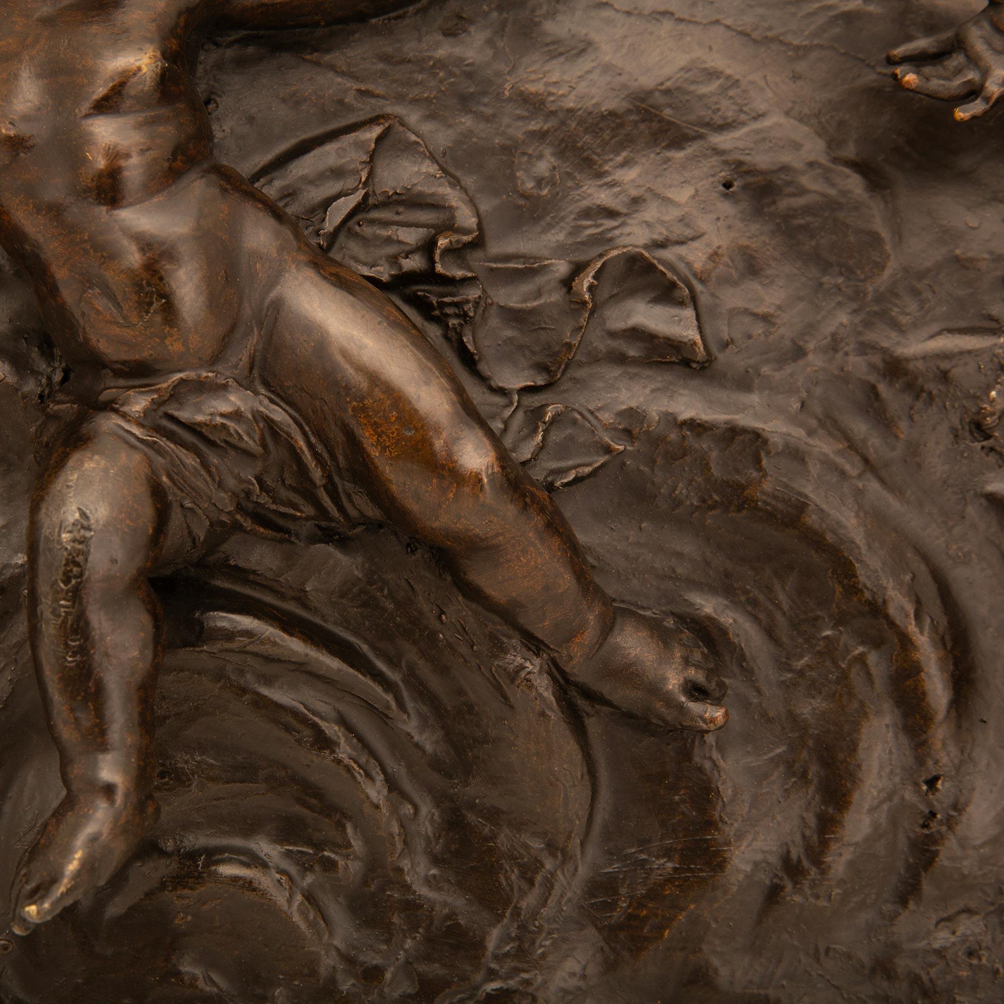 Paire de plaques murales françaises du 19ème siècle en bronze patiné de style Louis XVI en vente 1