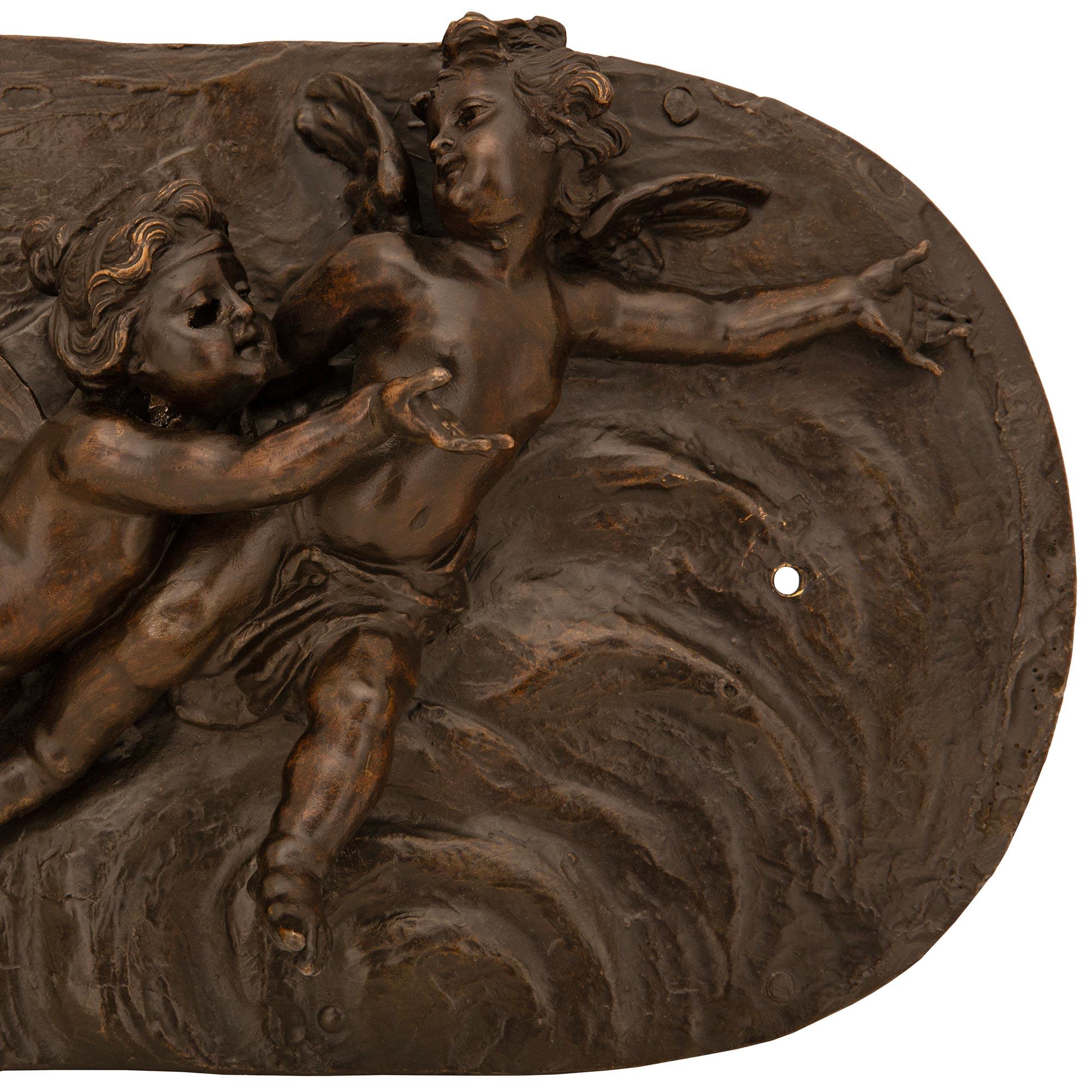 Paire de plaques murales françaises du 19ème siècle en bronze patiné de style Louis XVI en vente 2
