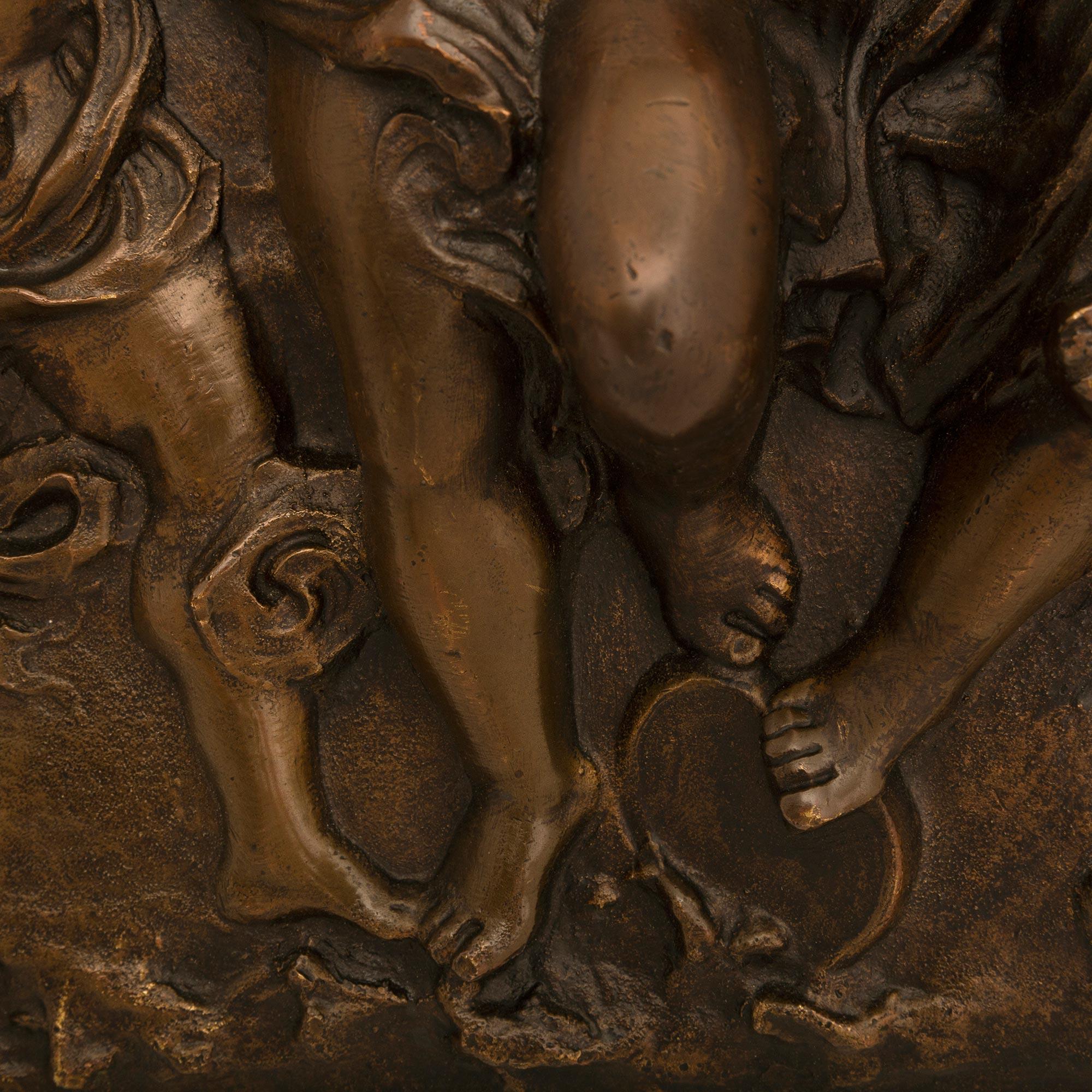 Paar französische Wandtafeln aus patinierter Bronze im Louis-XVI-Stil des 19. Jahrhunderts im Angebot 3