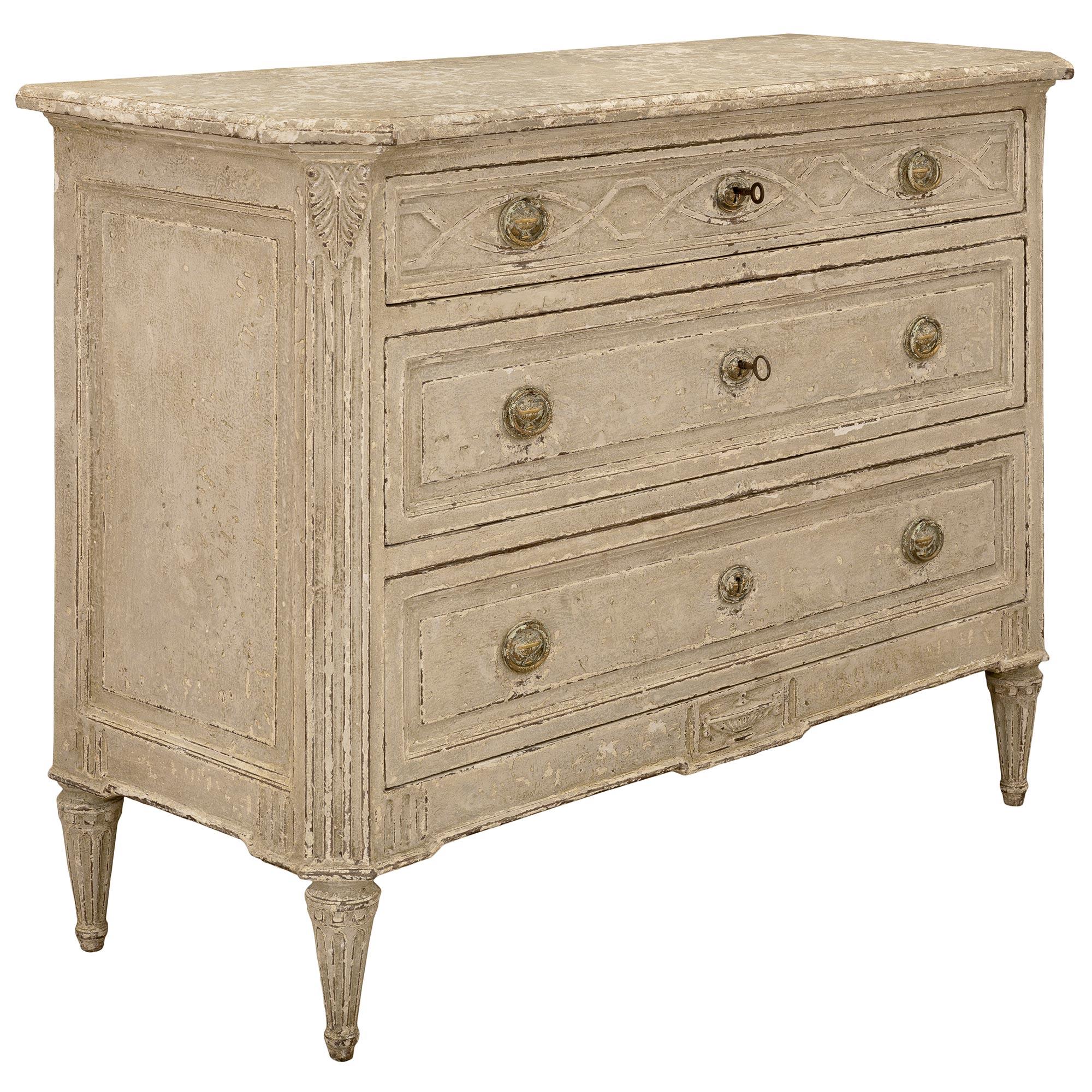 Francese Coppia di commodes patinate francesi del XIX secolo in stile Luigi XVI in vendita