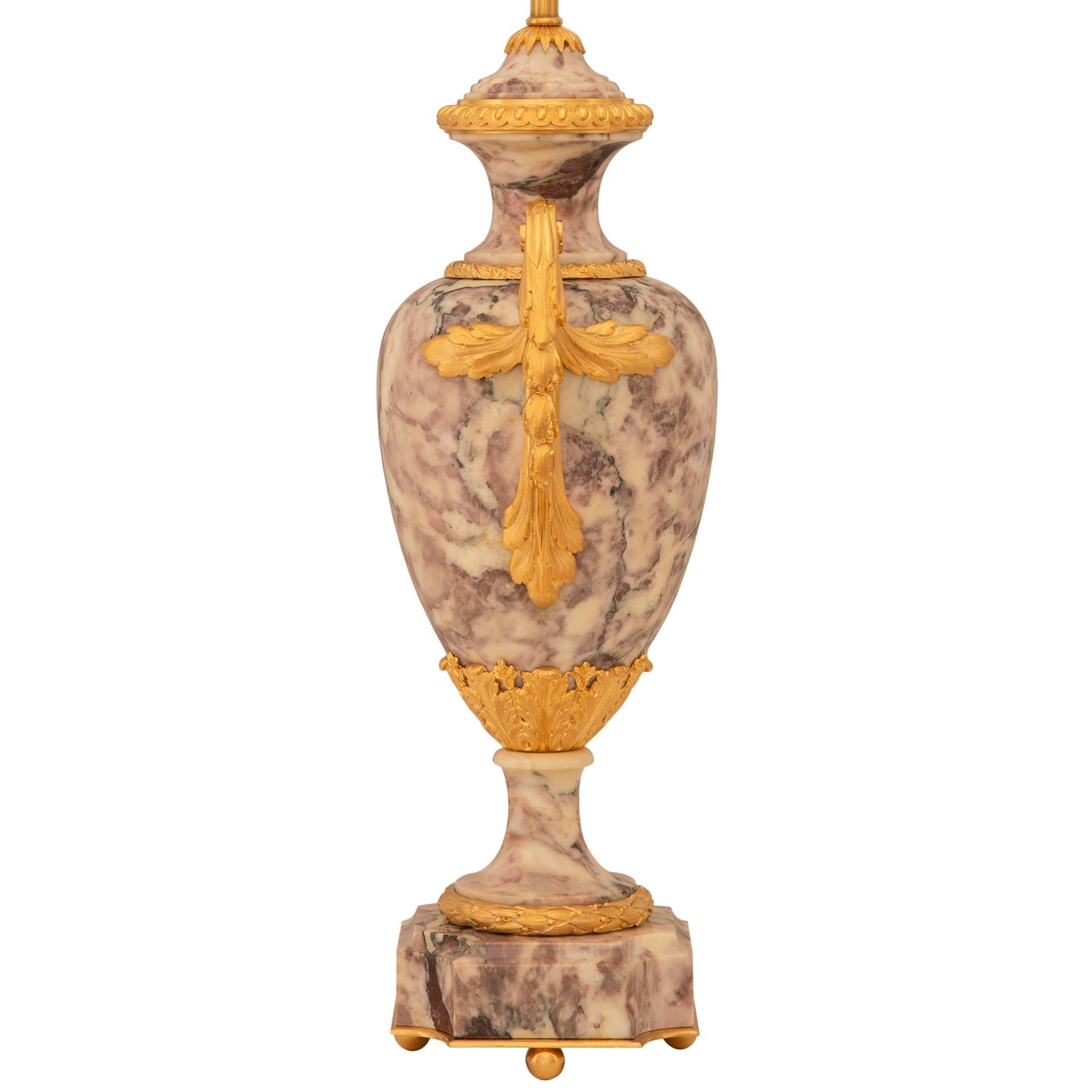 Pareja de lámparas francesas del siglo XIX de mármol Pêcher y Ormolu del s. XVI Francés en venta