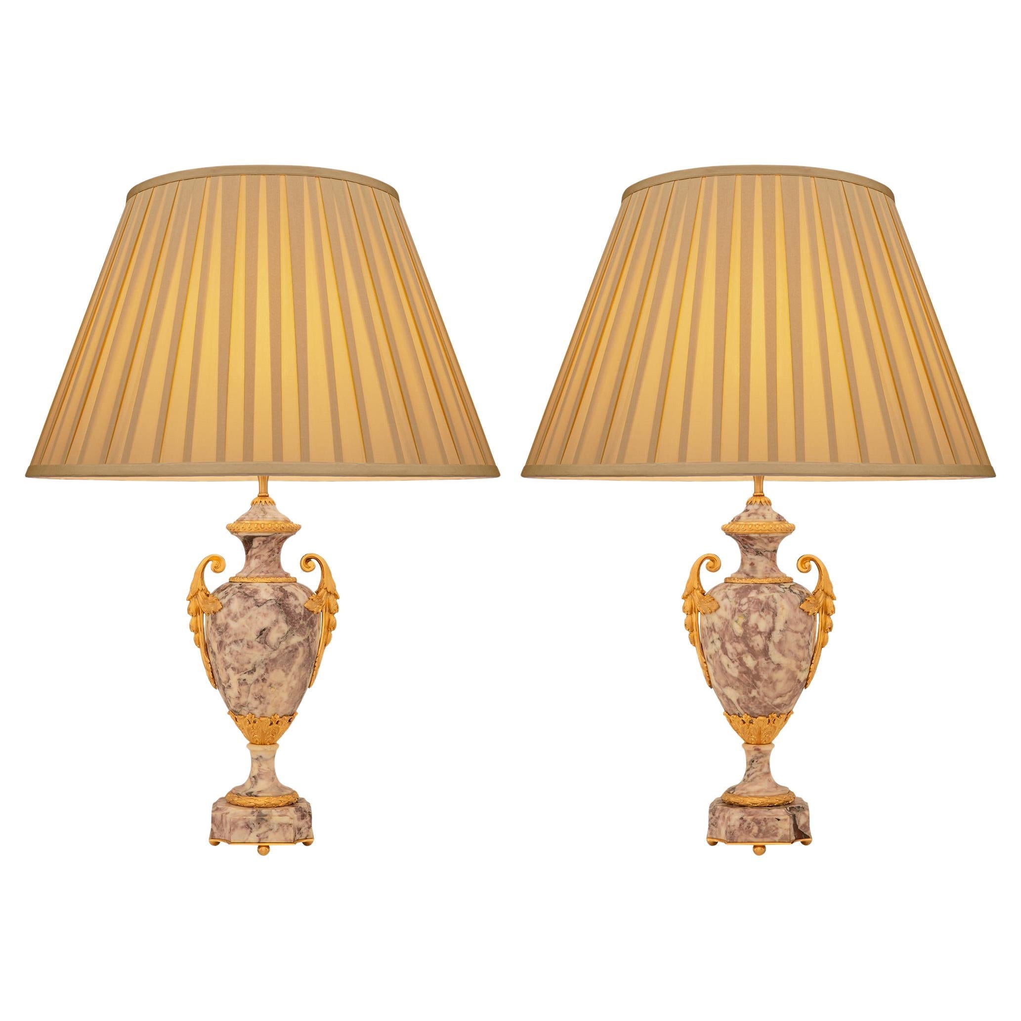 Paire de lampes en marbre de Pêcher et bronze doré de style Louis XVI du XIXe siècle