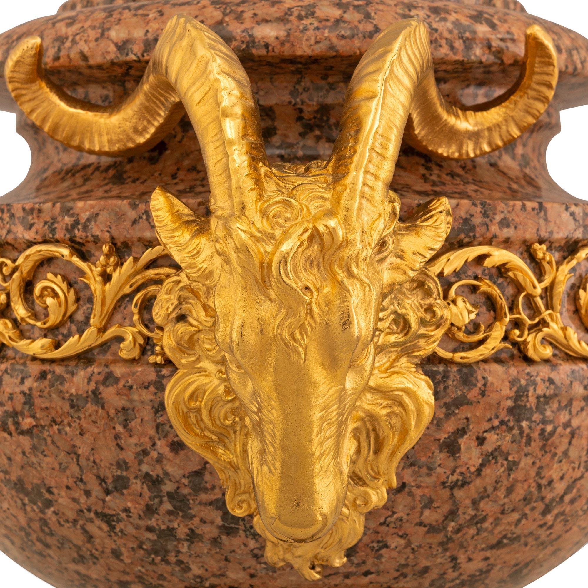 Bronze doré Paire d'urnes à couvercle Louis XVI du 19ème siècle en granit rose et ormolu en vente