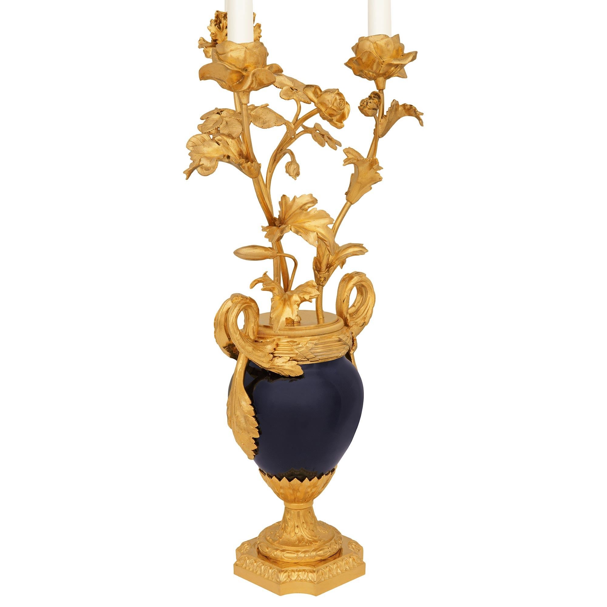 Pareja de candelabros franceses de porcelana de Sèvres del siglo XIX, estilo Luis XVI Francés en venta