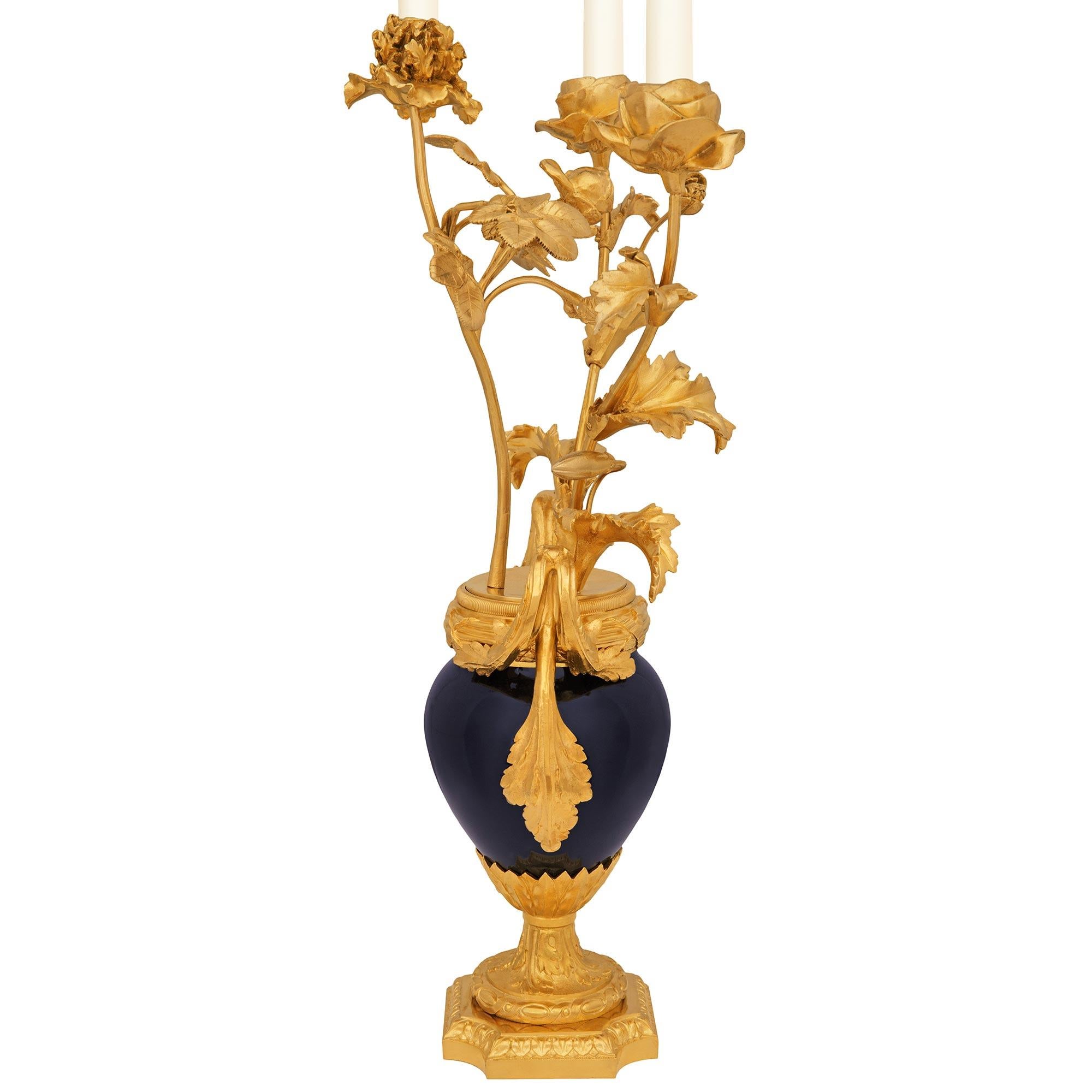 Pareja de candelabros franceses de porcelana de Sèvres del siglo XIX, estilo Luis XVI en Bueno estado para la venta en West Palm Beach, FL