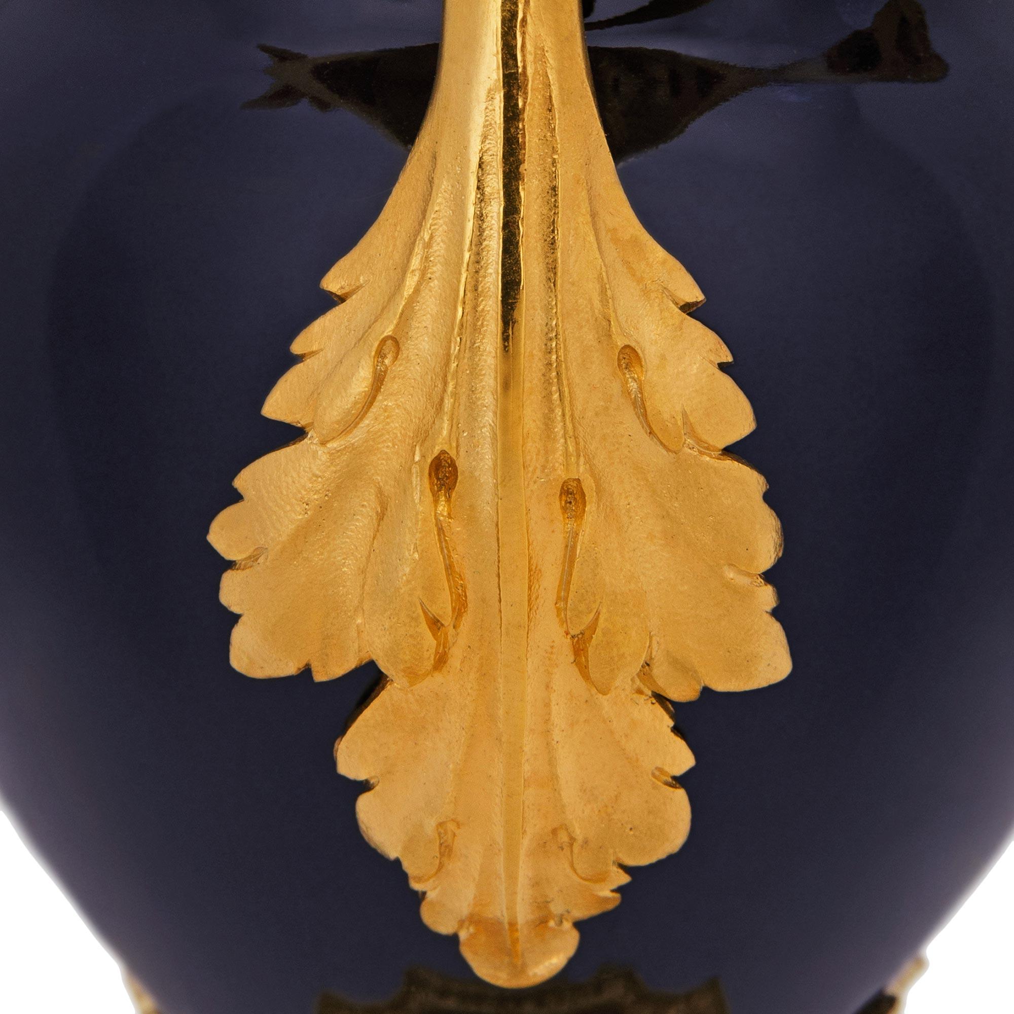 Pareja de candelabros franceses de porcelana de Sèvres del siglo XIX, estilo Luis XVI en venta 2