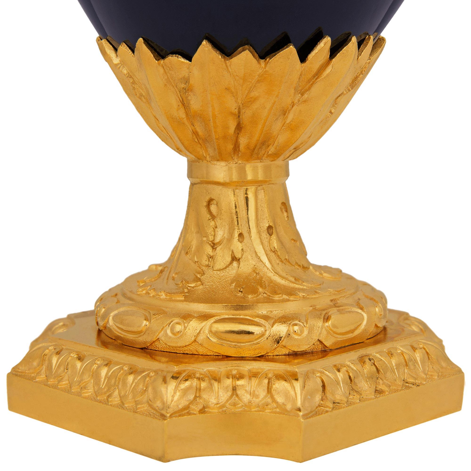 Pareja de candelabros franceses de porcelana de Sèvres del siglo XIX, estilo Luis XVI en venta 3