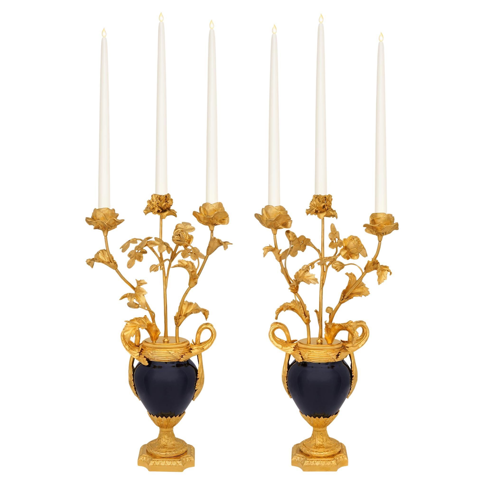 Pareja de candelabros franceses de porcelana de Sèvres del siglo XIX, estilo Luis XVI