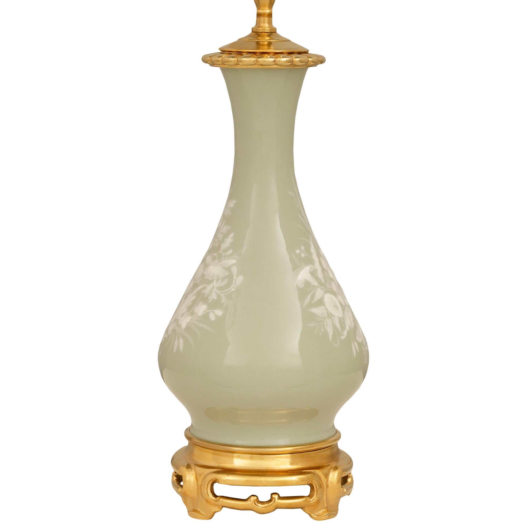 par de lámparas francesas del siglo xix de porcelana y ormolu de estilo Luis XVI Francés en venta