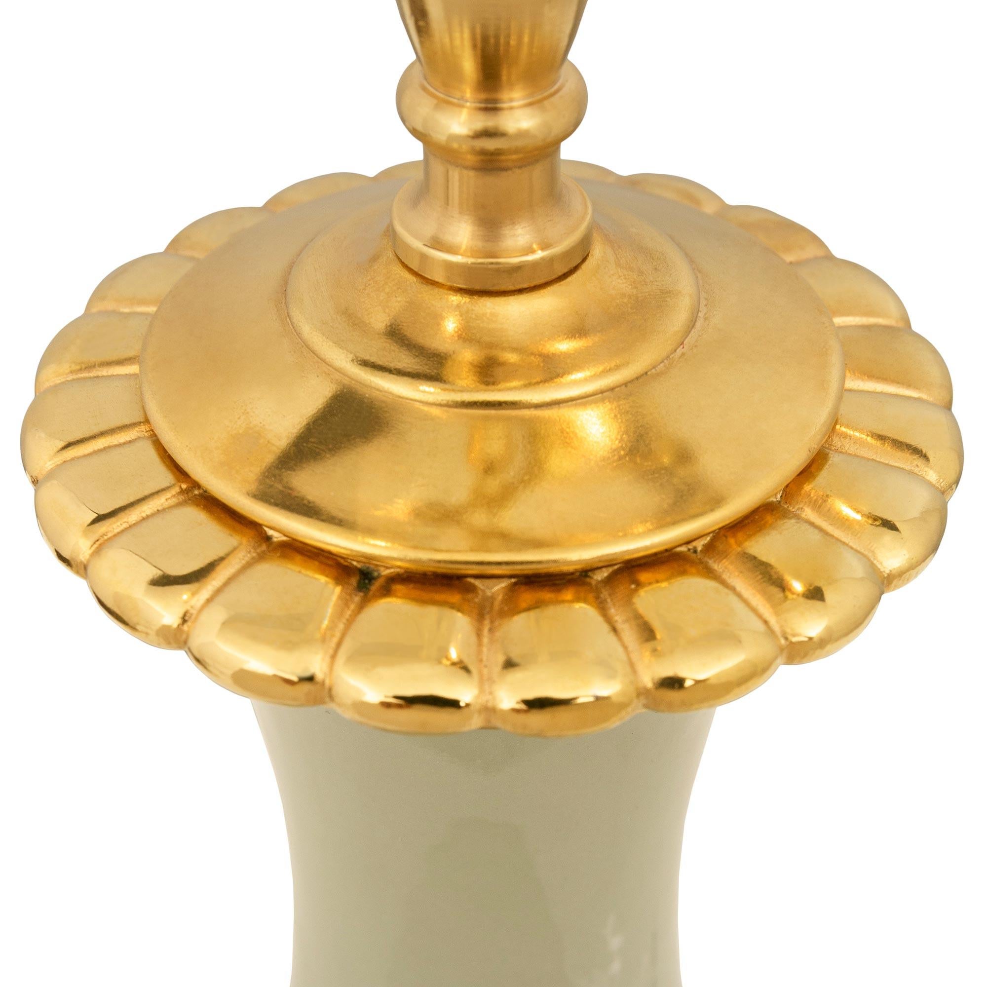 par de lámparas francesas del siglo xix de porcelana y ormolu de estilo Luis XVI en Bueno estado para la venta en West Palm Beach, FL