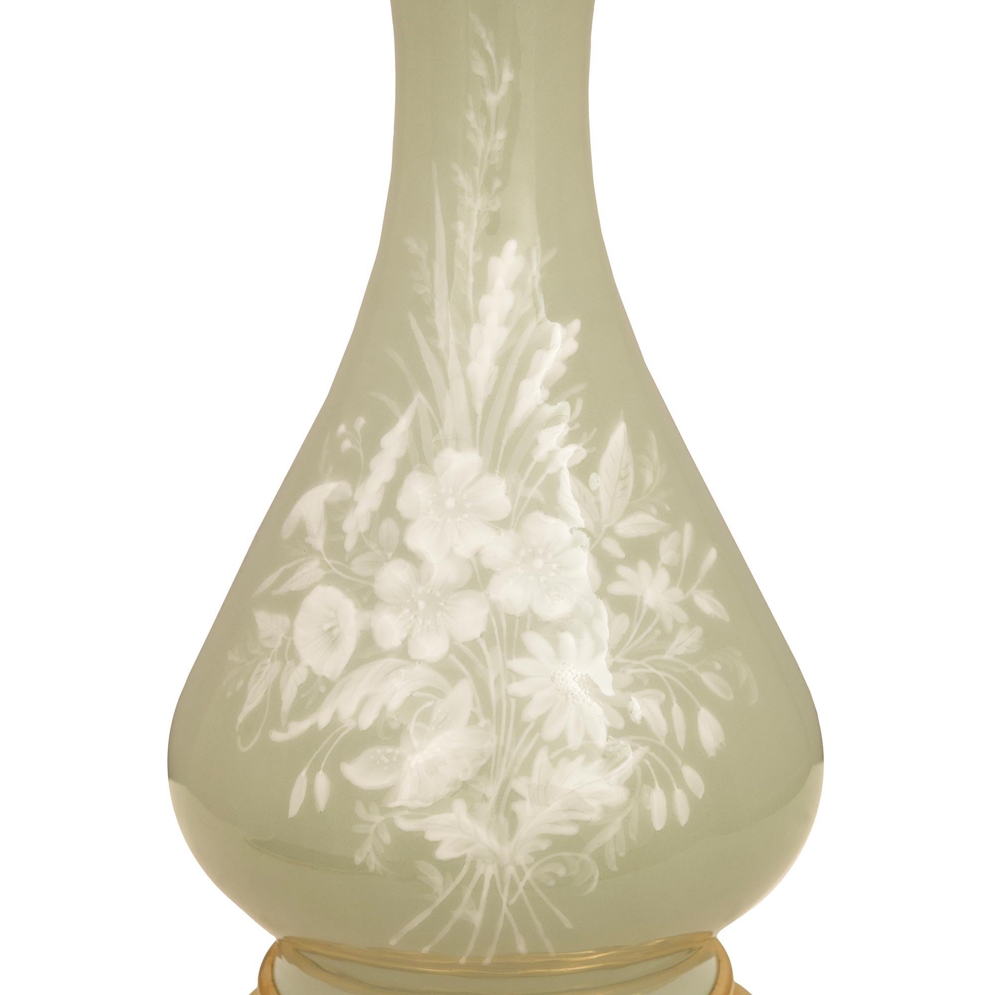 par de lámparas francesas del siglo xix de porcelana y ormolu de estilo Luis XVI siglo XIX en venta