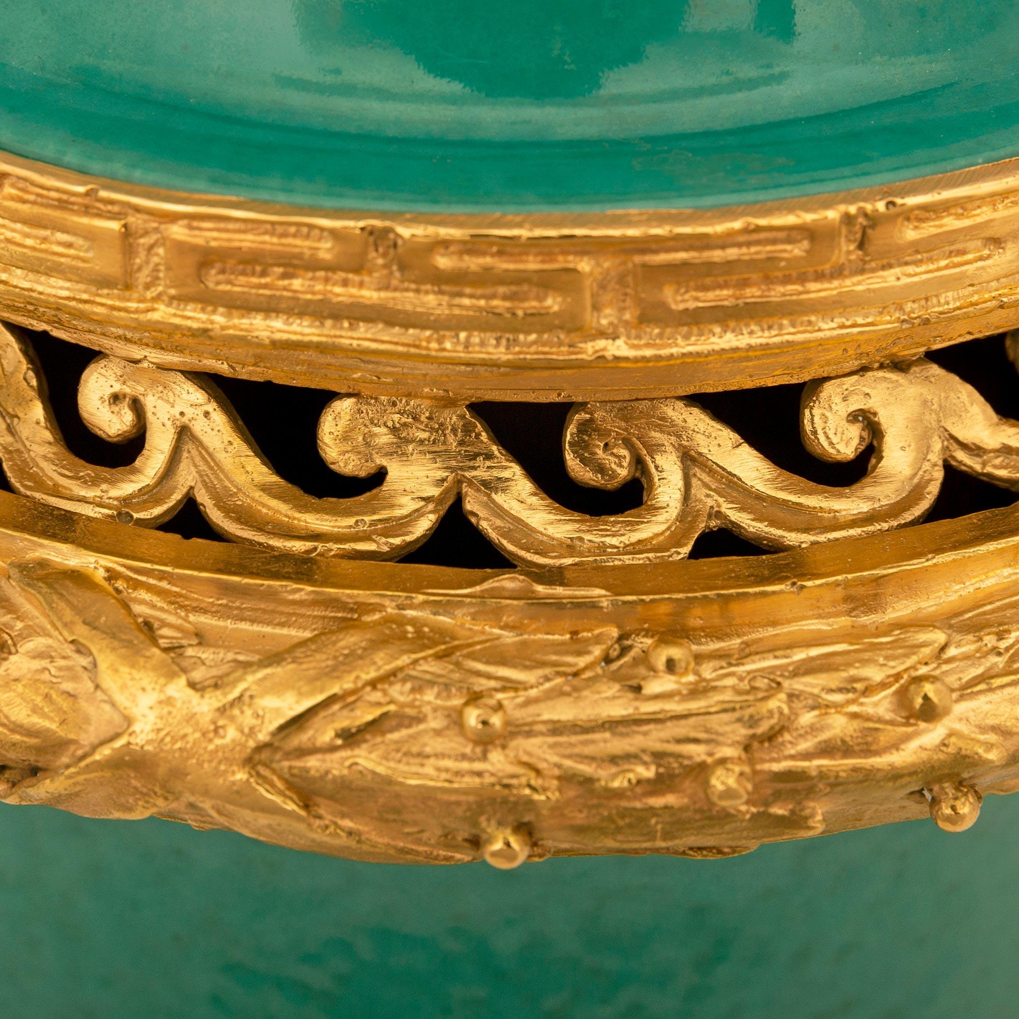 Paar französische Urnen mit Deckel aus Louis XVI-Porzellan und Ormolu aus dem 19. im Zustand „Gut“ im Angebot in West Palm Beach, FL