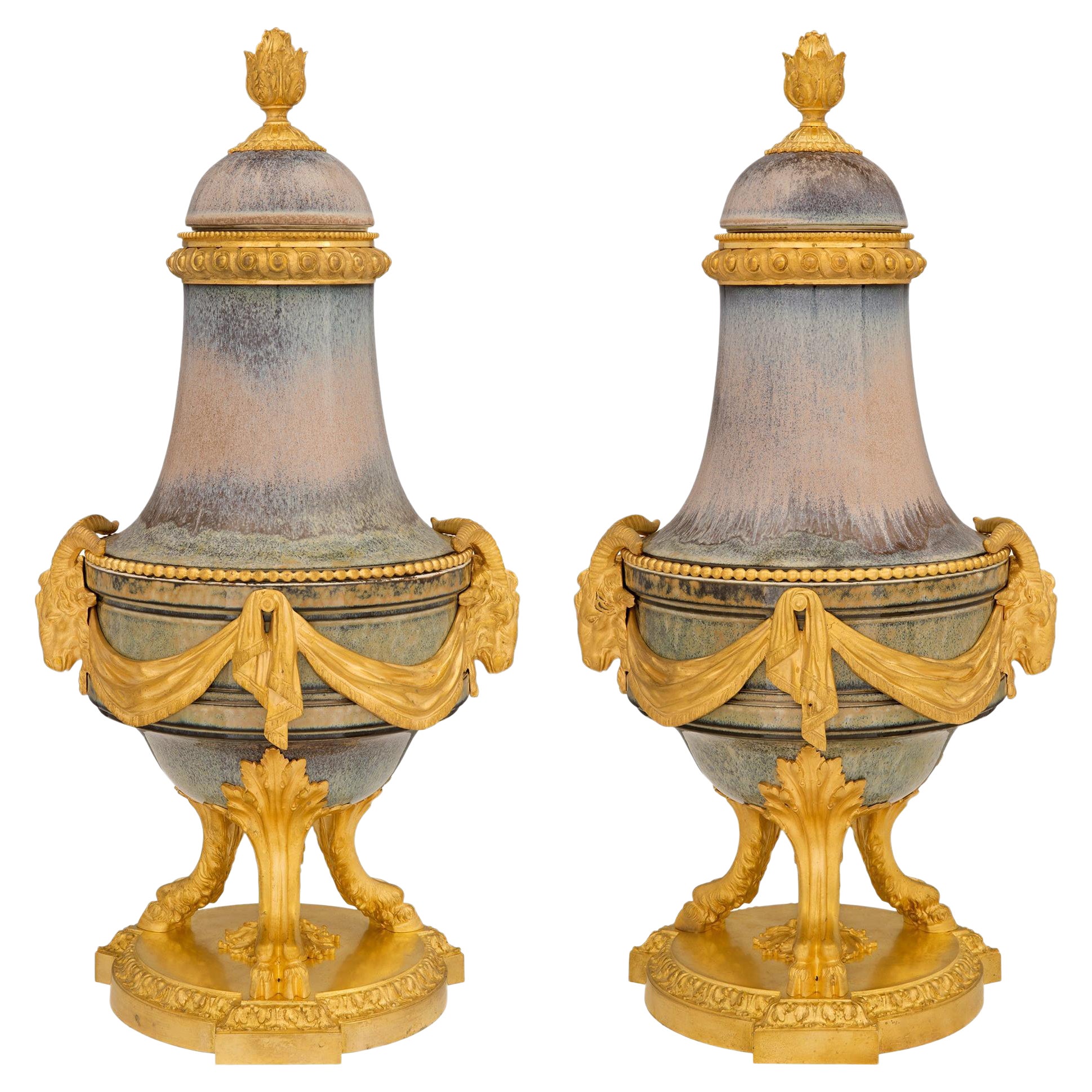 Paar französische Urnen mit Deckel aus Louis XVI-Porzellan und Ormolu aus dem 19.