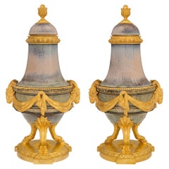 Paar französische Urnen mit Deckel aus Louis XVI-Porzellan und Ormolu aus dem 19.