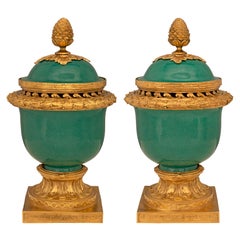 Pareja de urnas francesas con tapa de porcelana y ormolina del siglo XIX, estilo Luis XVI