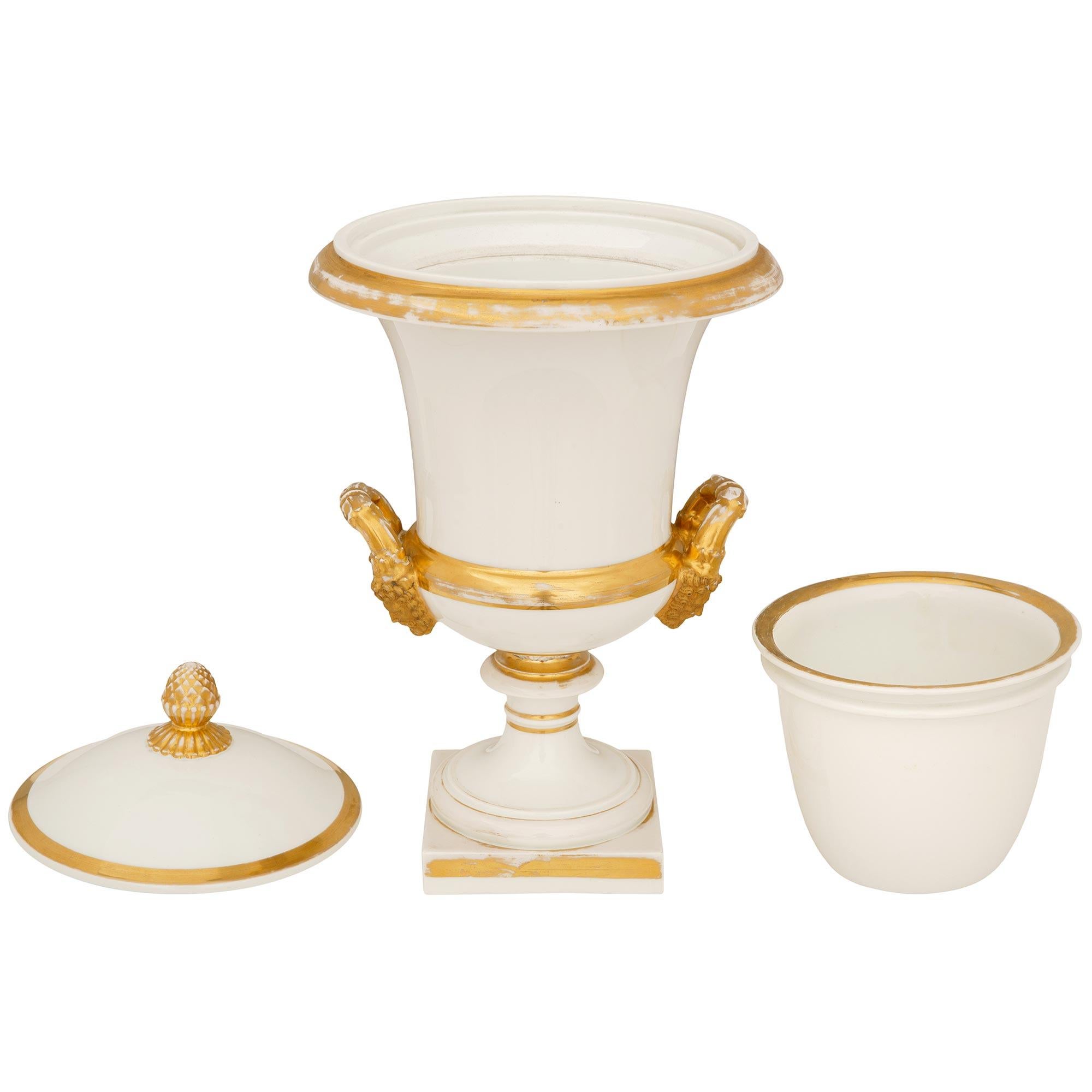 par de cubos/urnas de vino franceses del siglo xix de porcelana y dorados de estilo Luis XVI en venta 4