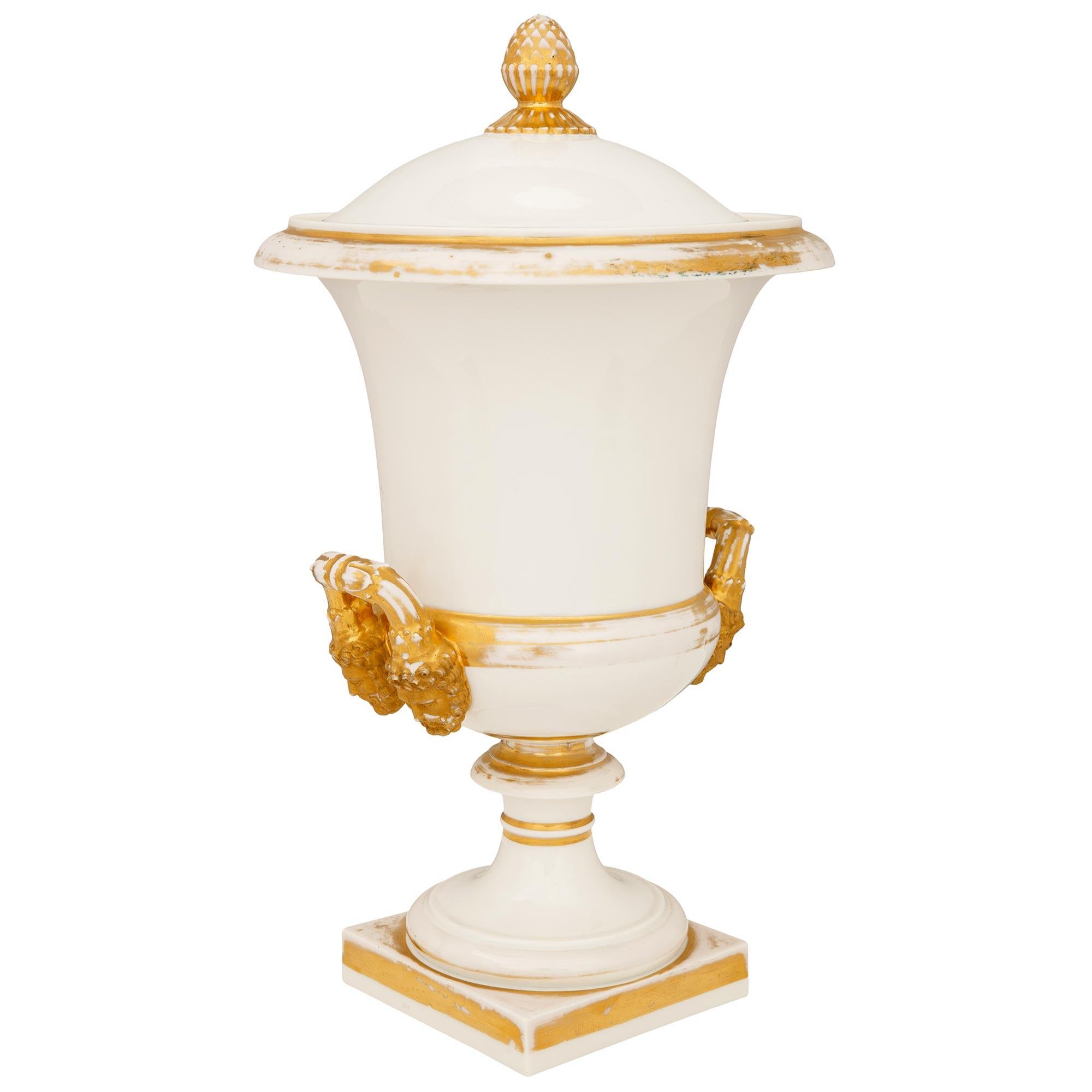 par de cubos/urnas de vino franceses del siglo xix de porcelana y dorados de estilo Luis XVI Francés en venta