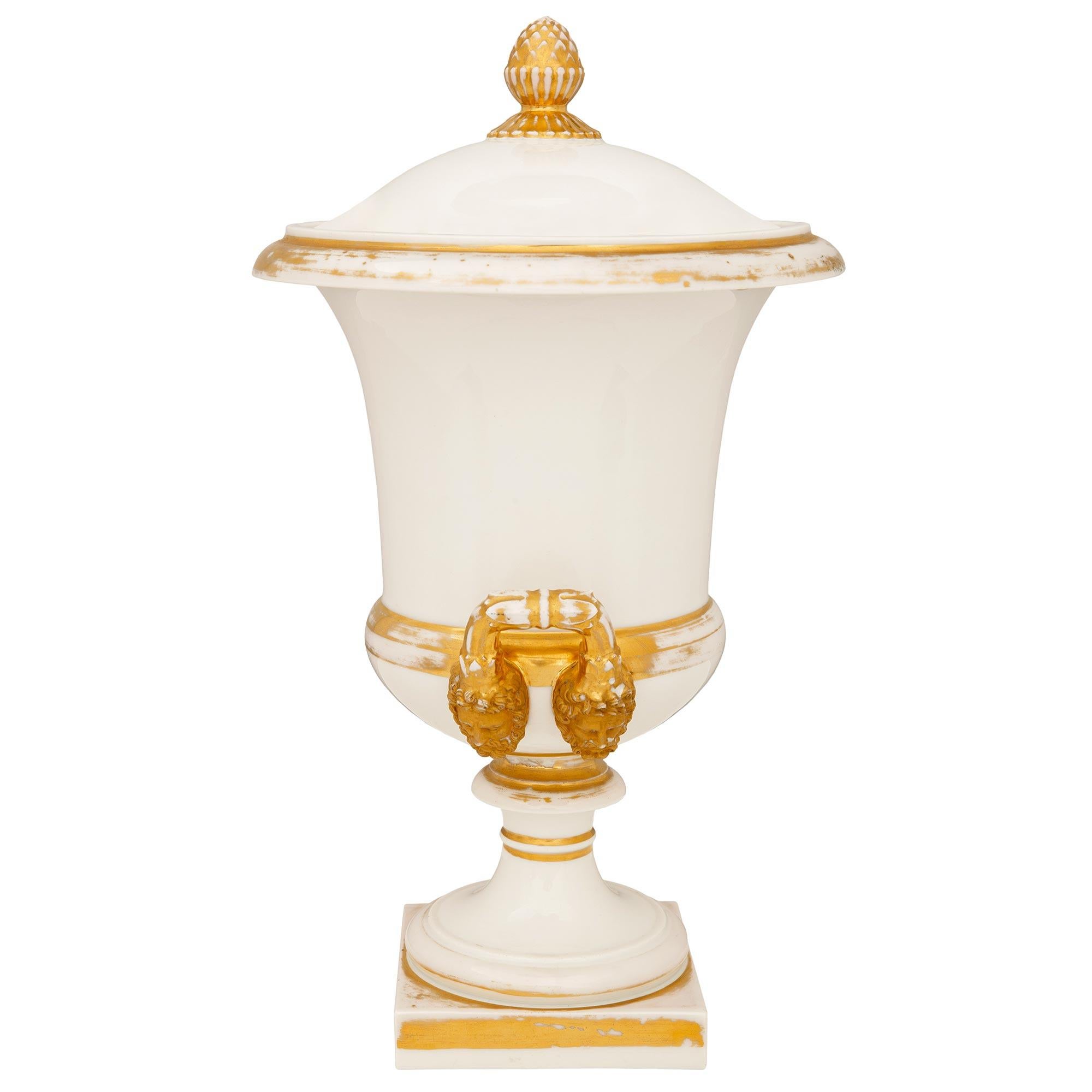 par de cubos/urnas de vino franceses del siglo xix de porcelana y dorados de estilo Luis XVI en Bueno estado para la venta en West Palm Beach, FL