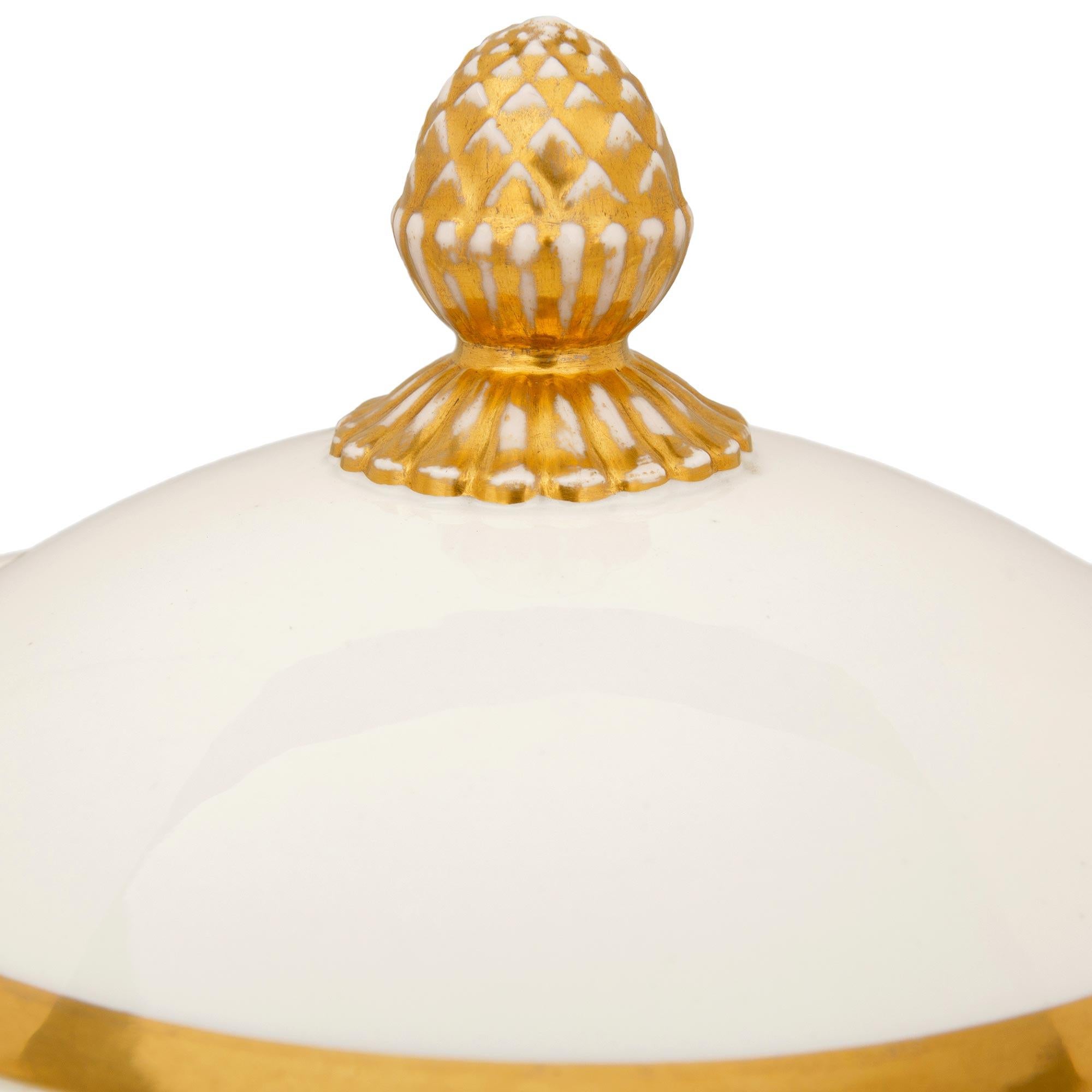 par de cubos/urnas de vino franceses del siglo xix de porcelana y dorados de estilo Luis XVI siglo XIX en venta