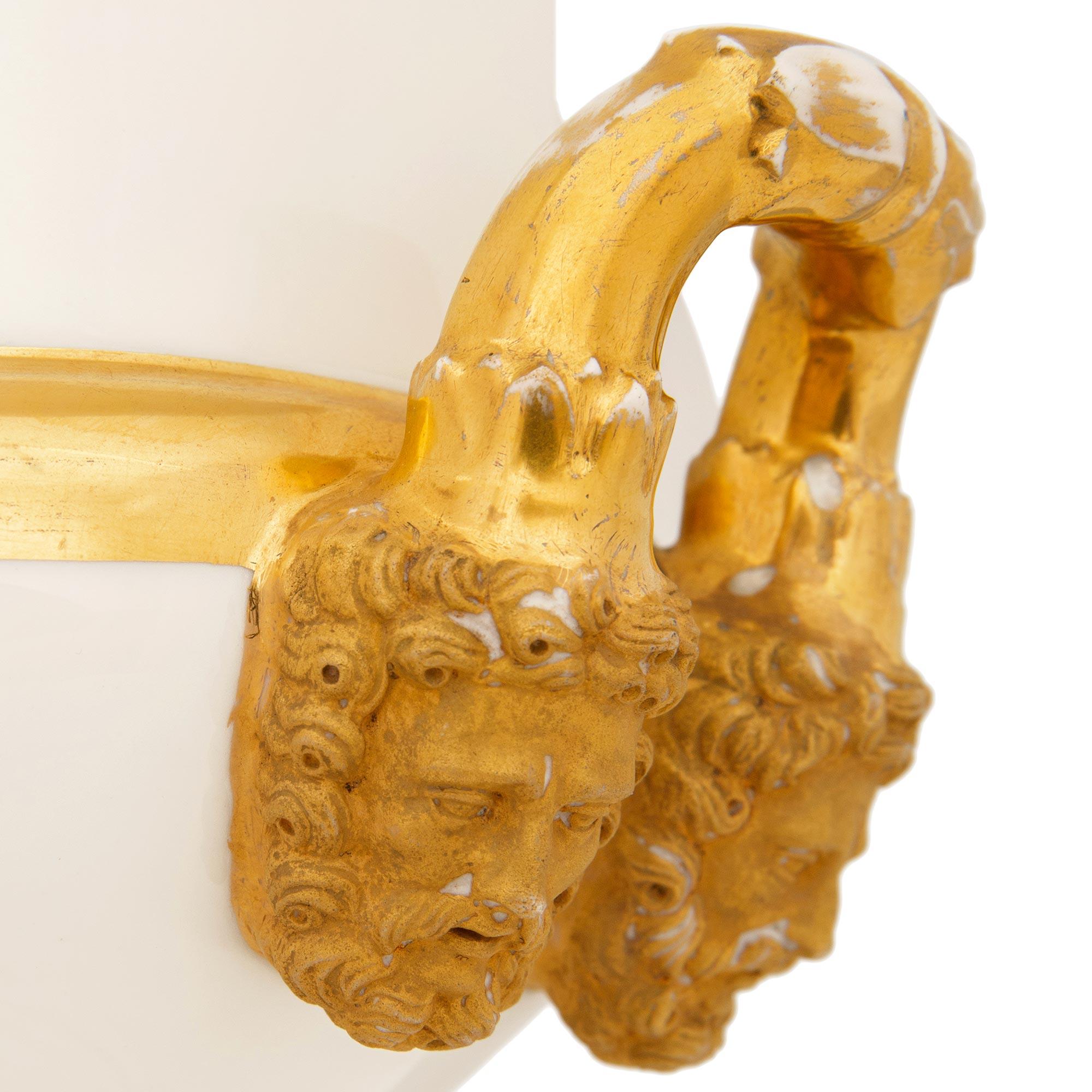 par de cubos/urnas de vino franceses del siglo xix de porcelana y dorados de estilo Luis XVI Porcelana en venta