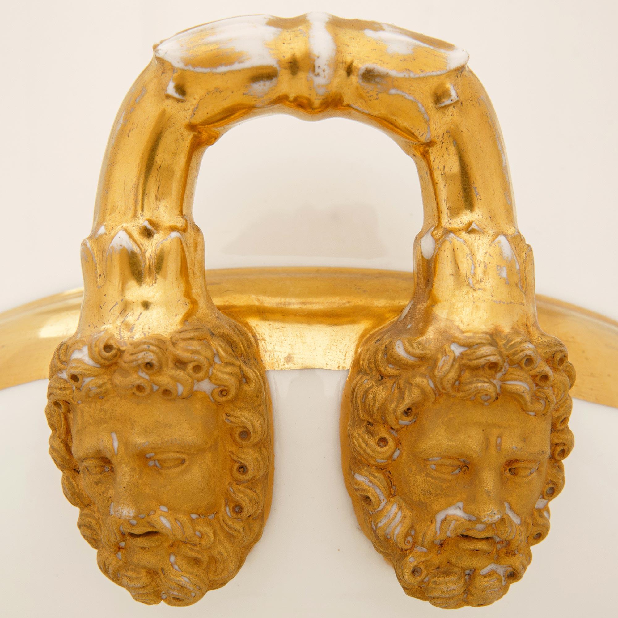 par de cubos/urnas de vino franceses del siglo xix de porcelana y dorados de estilo Luis XVI en venta 1