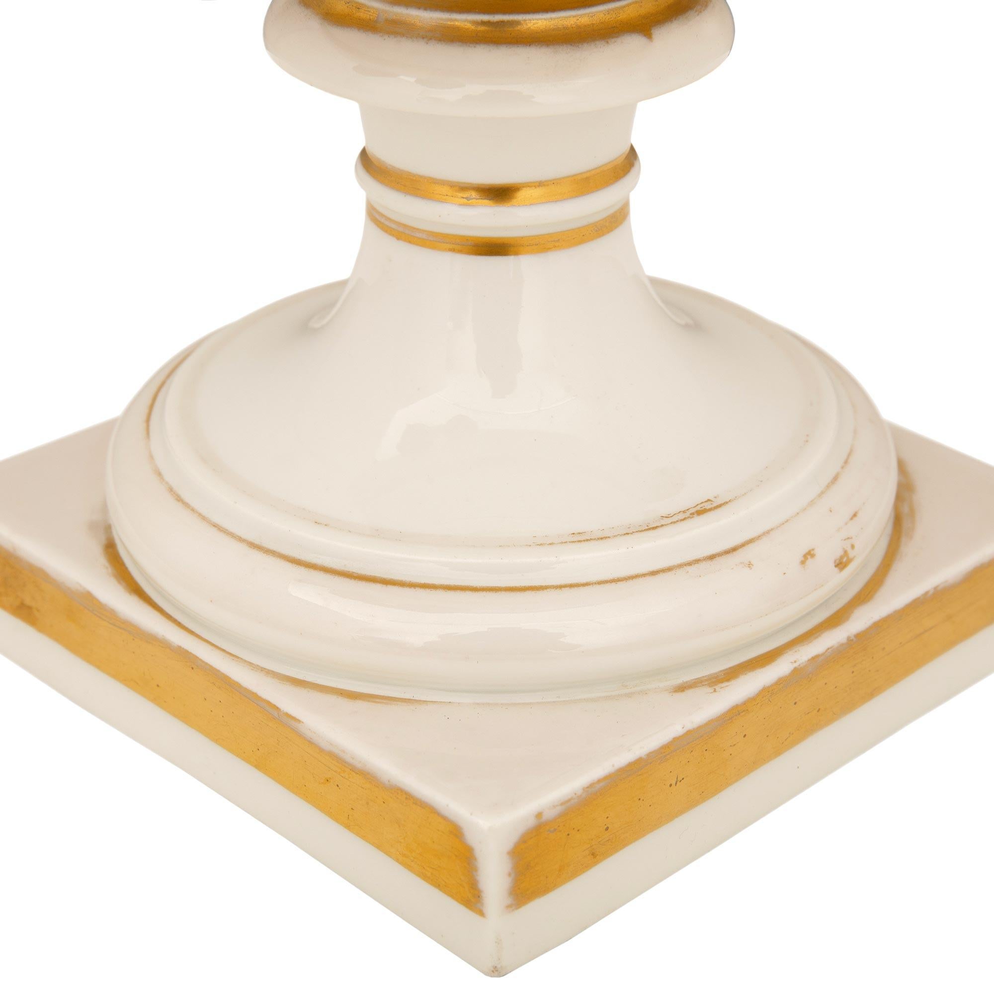 par de cubos/urnas de vino franceses del siglo xix de porcelana y dorados de estilo Luis XVI en venta 2