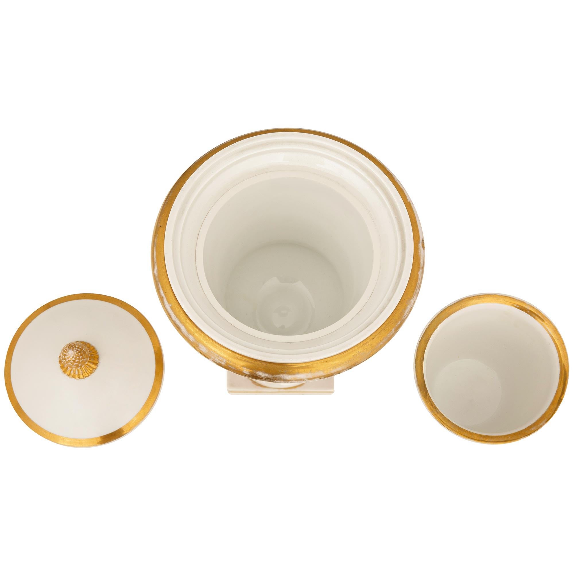 par de cubos/urnas de vino franceses del siglo xix de porcelana y dorados de estilo Luis XVI en venta 3