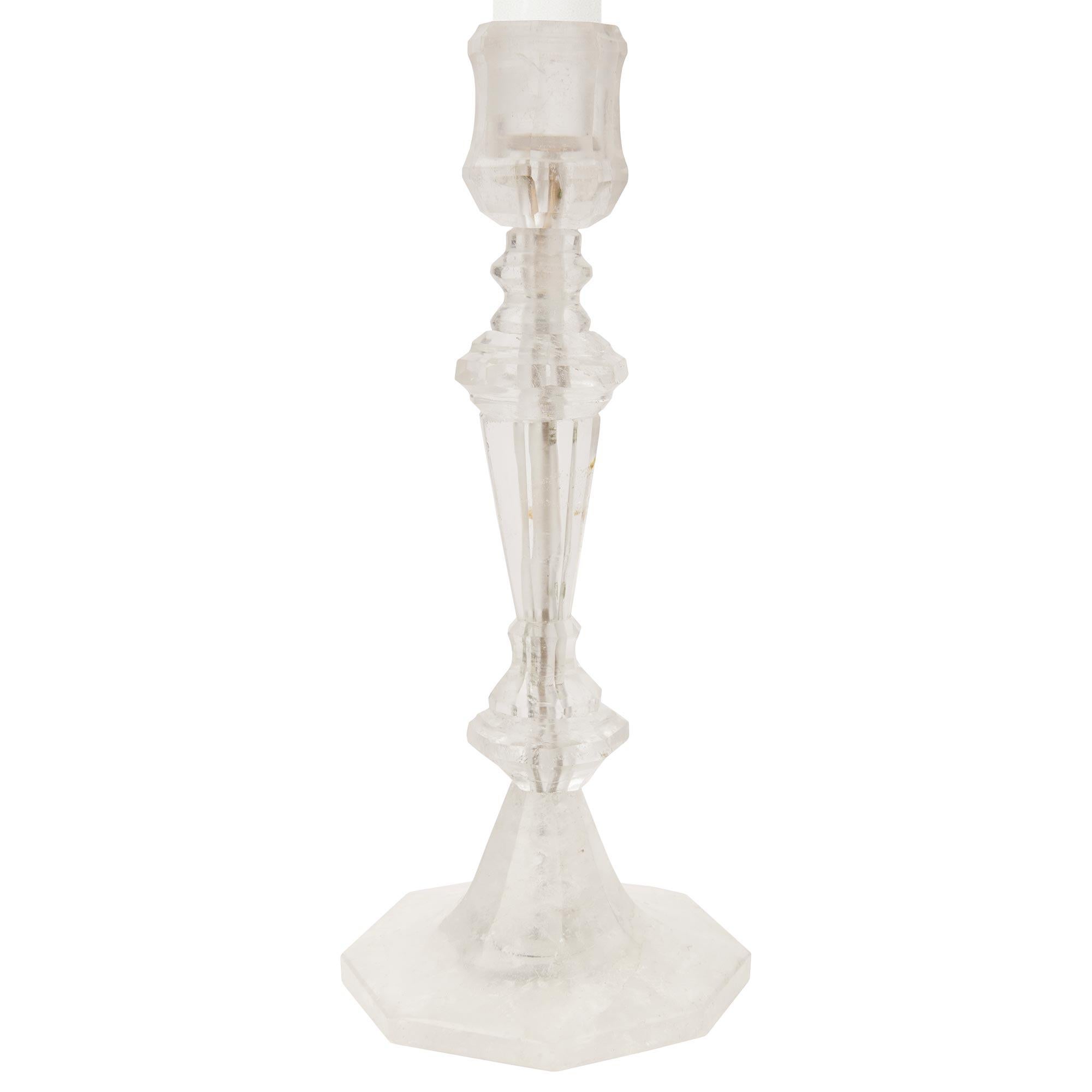 Paar französische Louis-XVI-Kerzenhalter aus dem 19. Bergkristall-Kerzenleuchter (Louis XV.) im Angebot