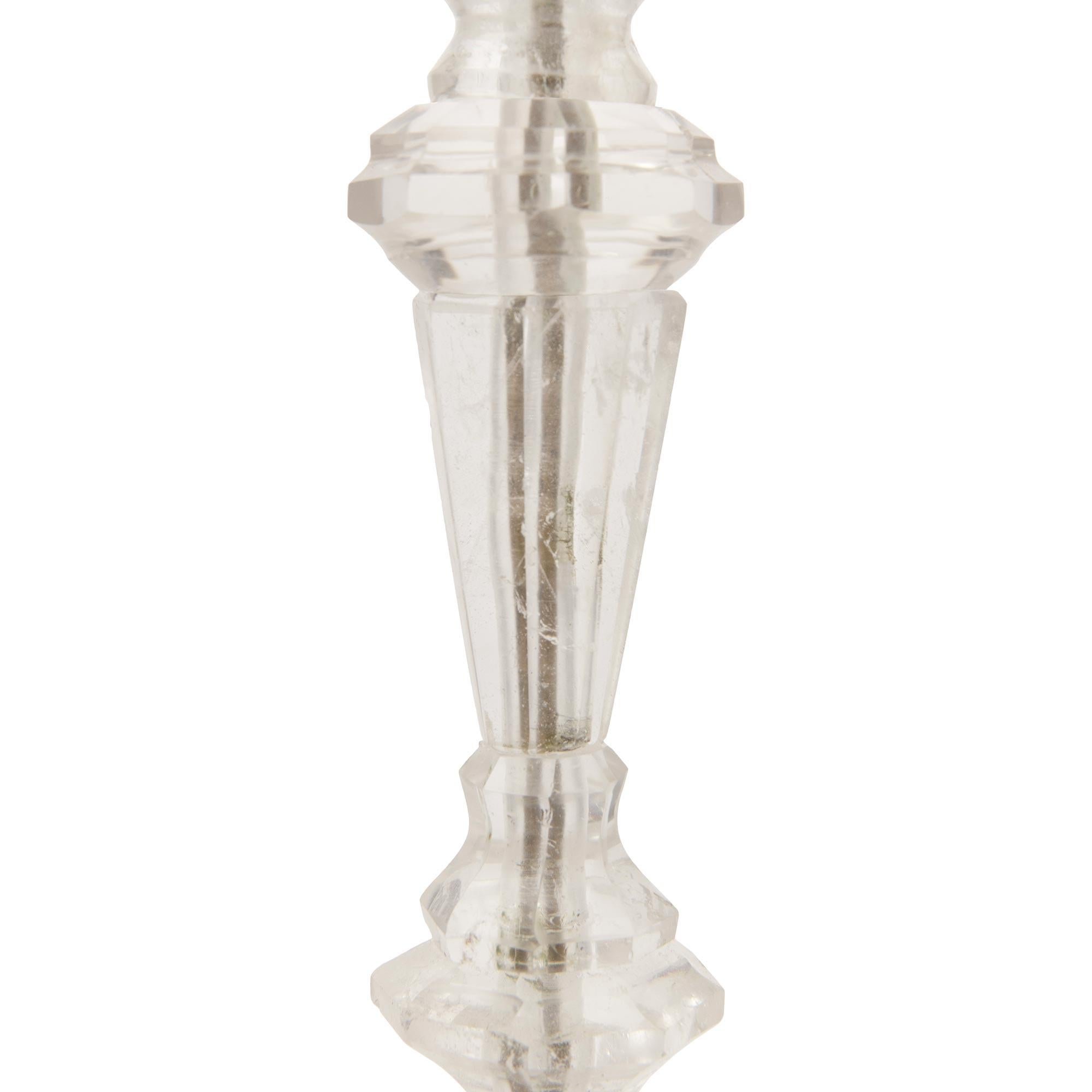 Paar französische Louis-XVI-Kerzenhalter aus dem 19. Bergkristall-Kerzenleuchter im Zustand „Gut“ im Angebot in West Palm Beach, FL