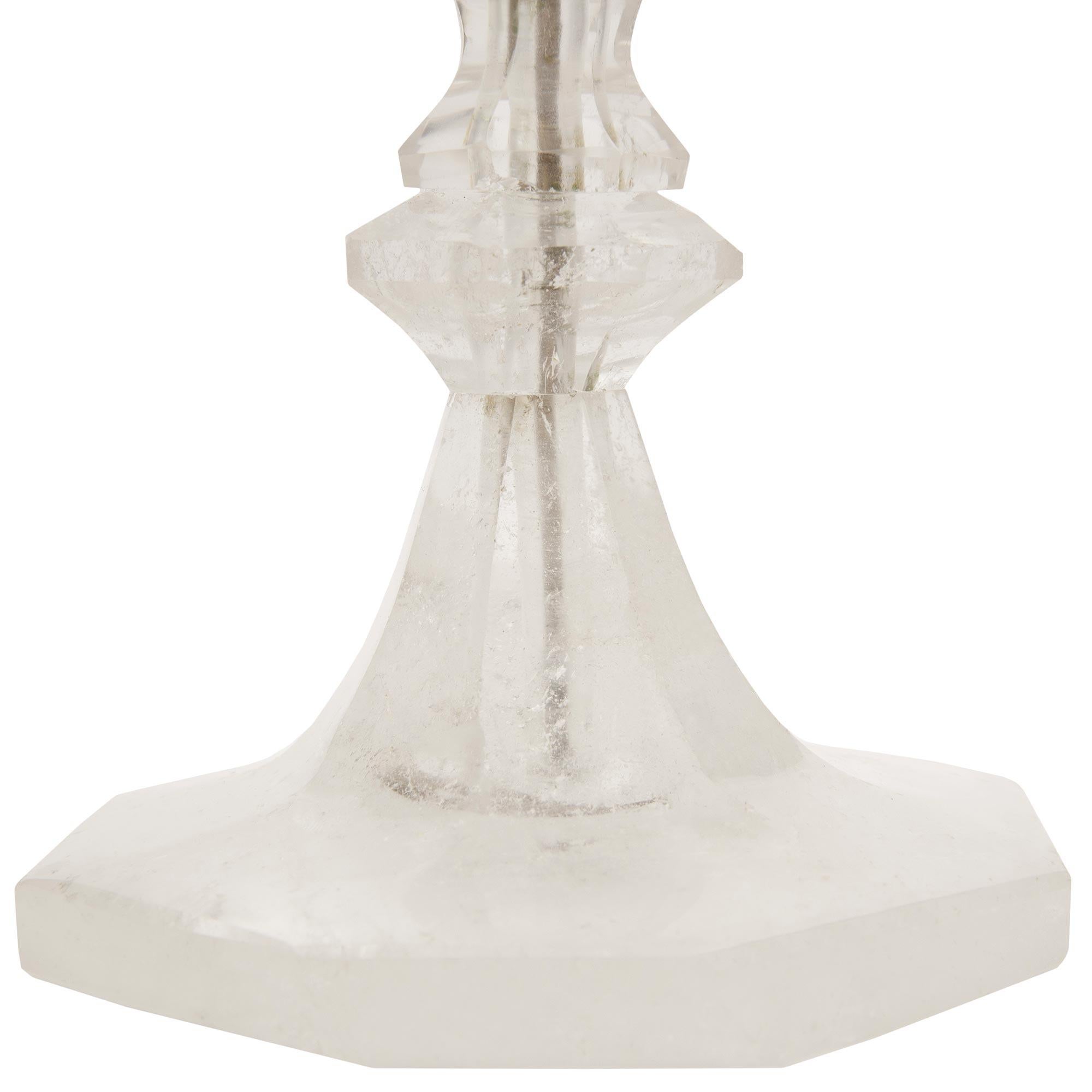 Paar französische Louis-XVI-Kerzenhalter aus dem 19. Bergkristall-Kerzenleuchter (19. Jahrhundert) im Angebot