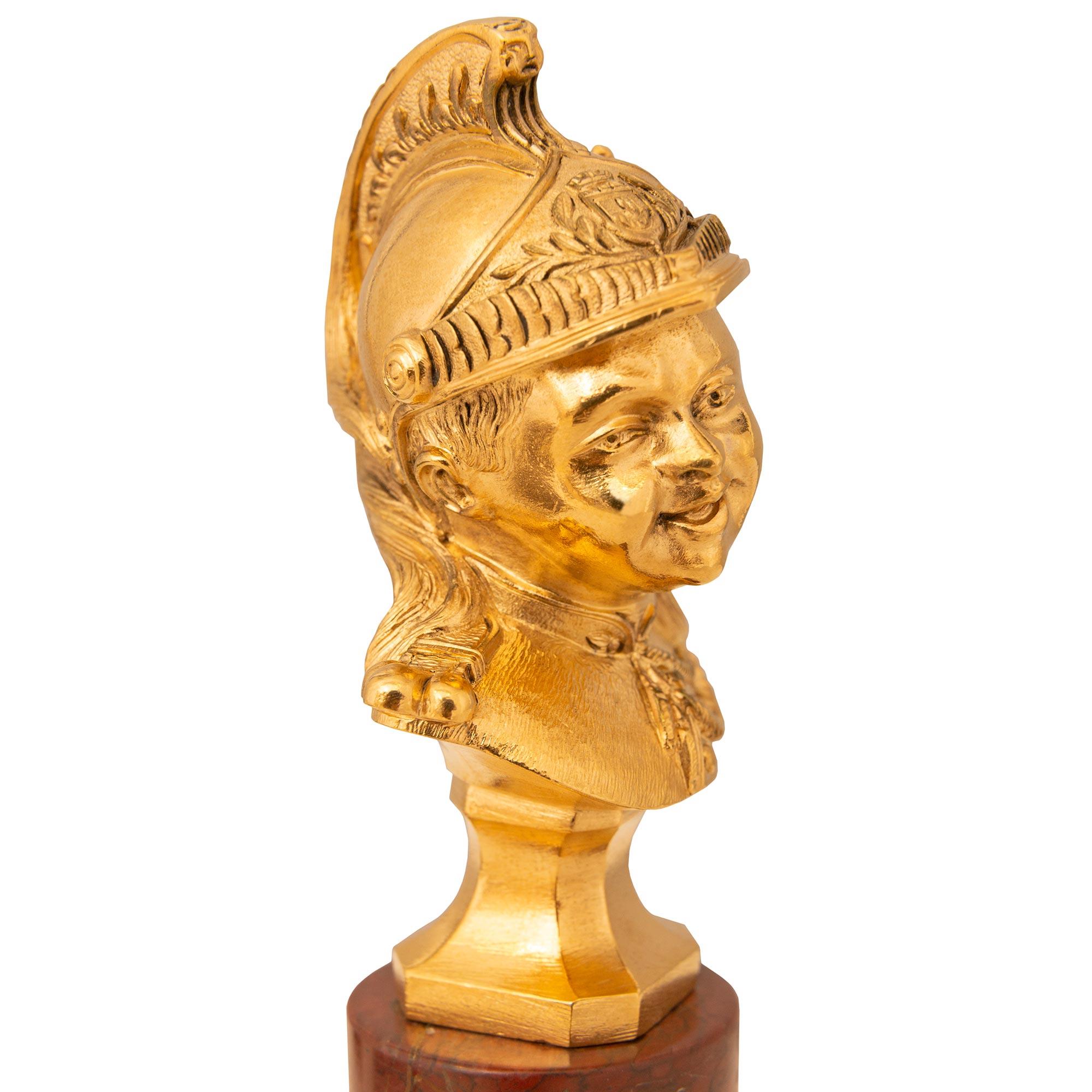 Bronze doré Paire de bustes en marbre Rouge Griotte et bronze doré de style Louis XVI du 19ème siècle. Bustes en marbre Rouge Griotte et bronze doré en vente