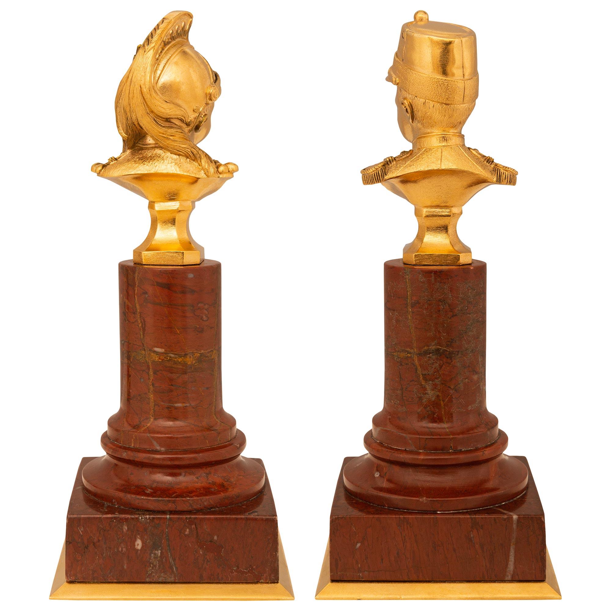 Paire de bustes en marbre Rouge Griotte et bronze doré de style Louis XVI du 19ème siècle. Bustes en marbre Rouge Griotte et bronze doré en vente 3