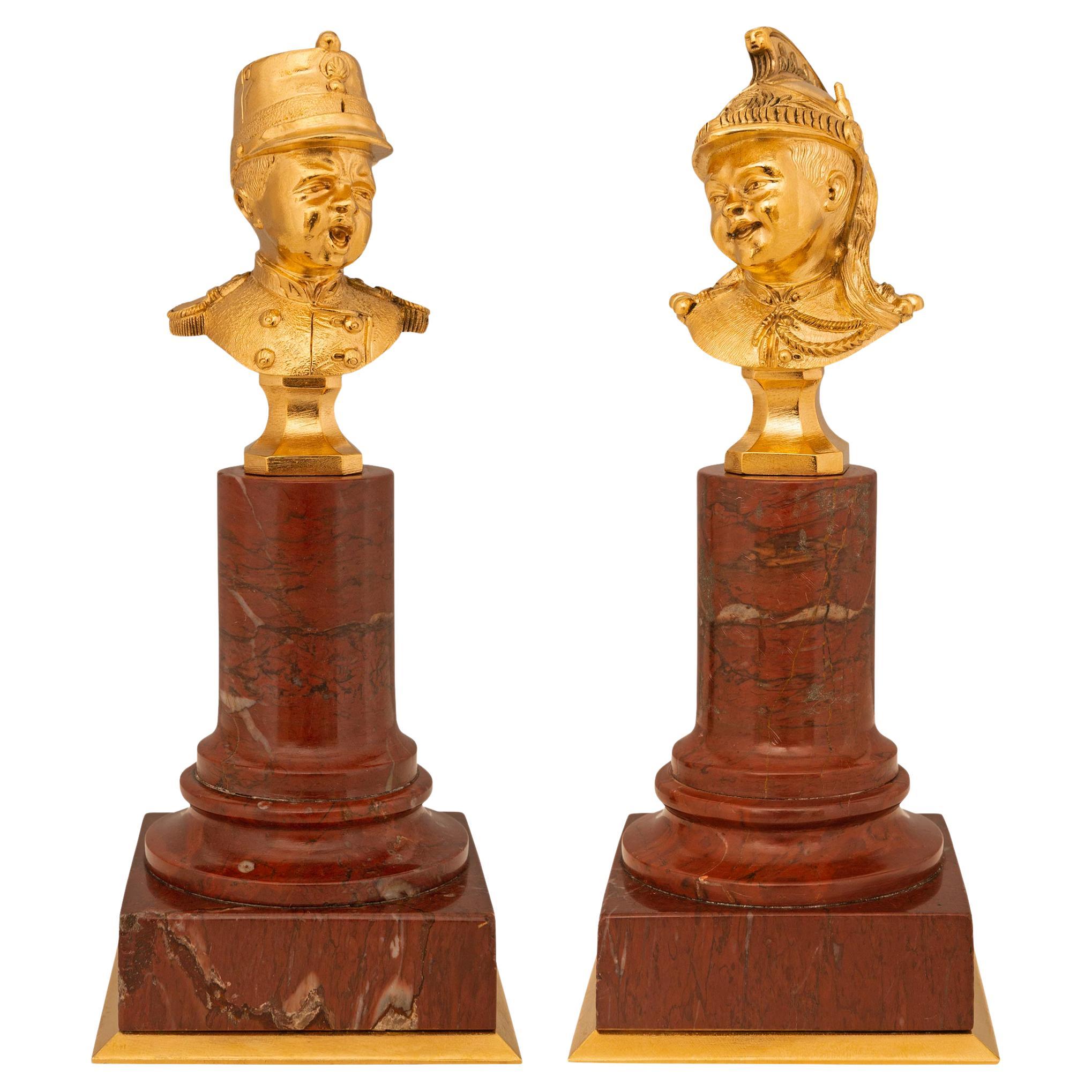 Paire de bustes en marbre Rouge Griotte et bronze doré de style Louis XVI du 19ème siècle. Bustes en marbre Rouge Griotte et bronze doré en vente