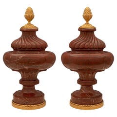 Paar französische St. Rouge Griotte-Marmor- und Goldbronze-Urnen im Louis-XVI-Stil des 19. Jahrhunderts