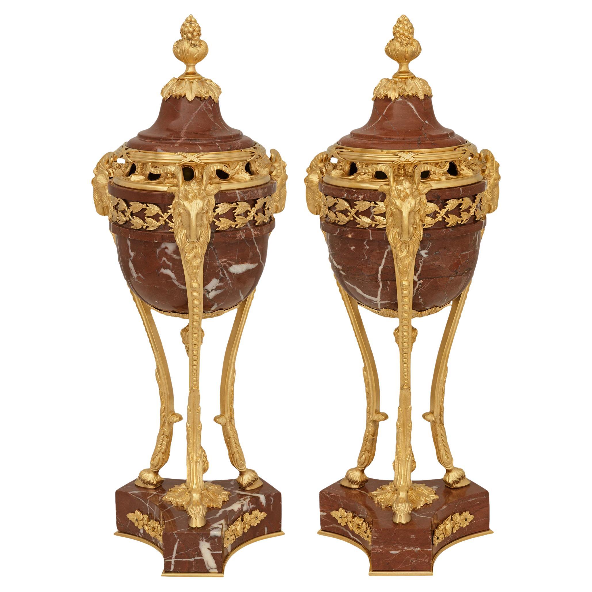 Paar französische Urnen aus Louis XVI des 19. Rouge Royale Marmor und Ormolu Urnen im Angebot