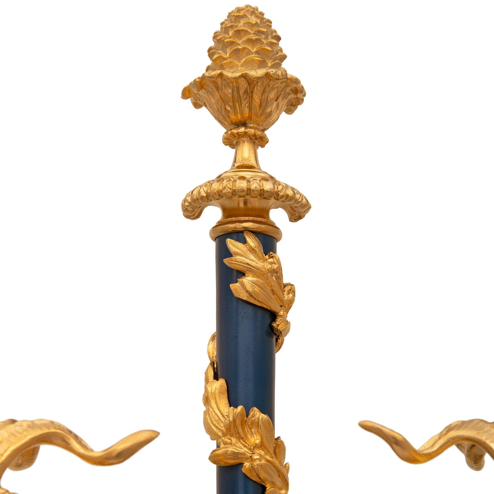 Pareja de candelabros de estilo Luis XVI franceses del siglo XIX según un modelo de Gouthière en Bueno estado para la venta en West Palm Beach, FL