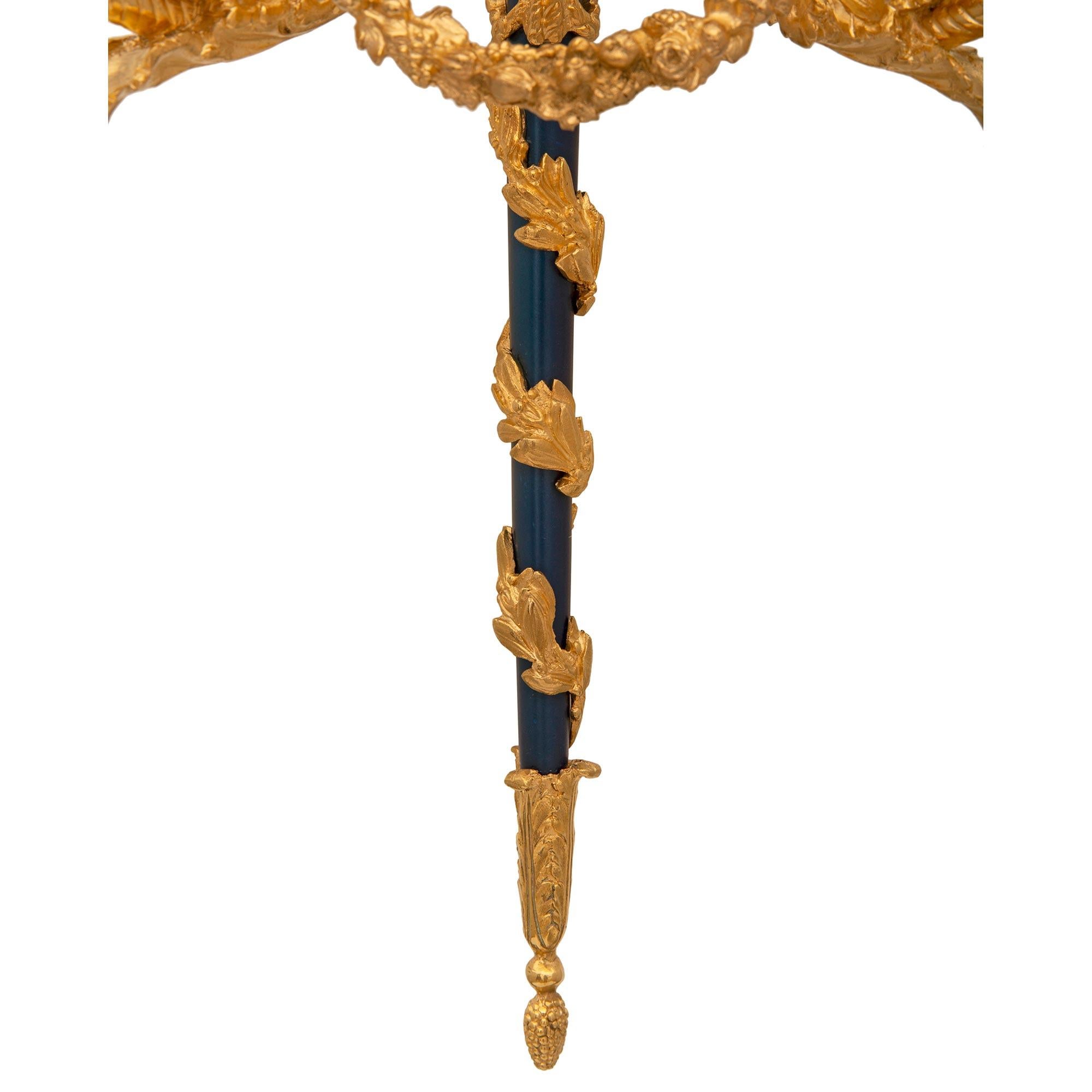 Pareja de candelabros de estilo Luis XVI franceses del siglo XIX según un modelo de Gouthière en venta 2