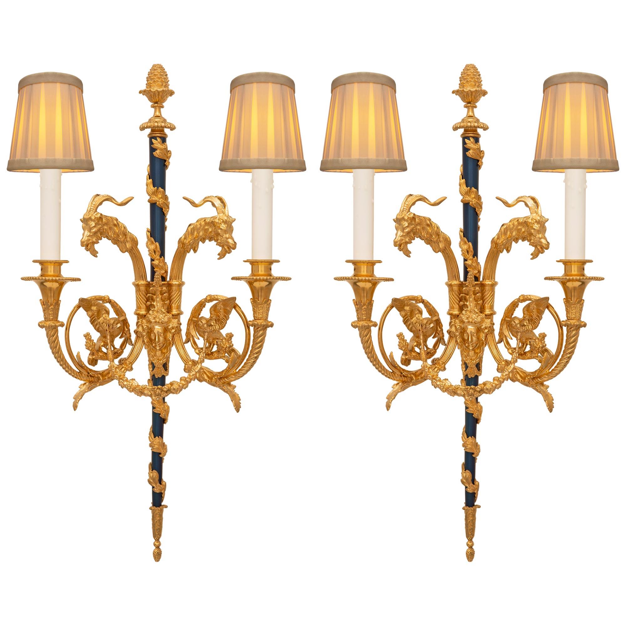 Pareja de candelabros de estilo Luis XVI franceses del siglo XIX según un modelo de Gouthière en venta