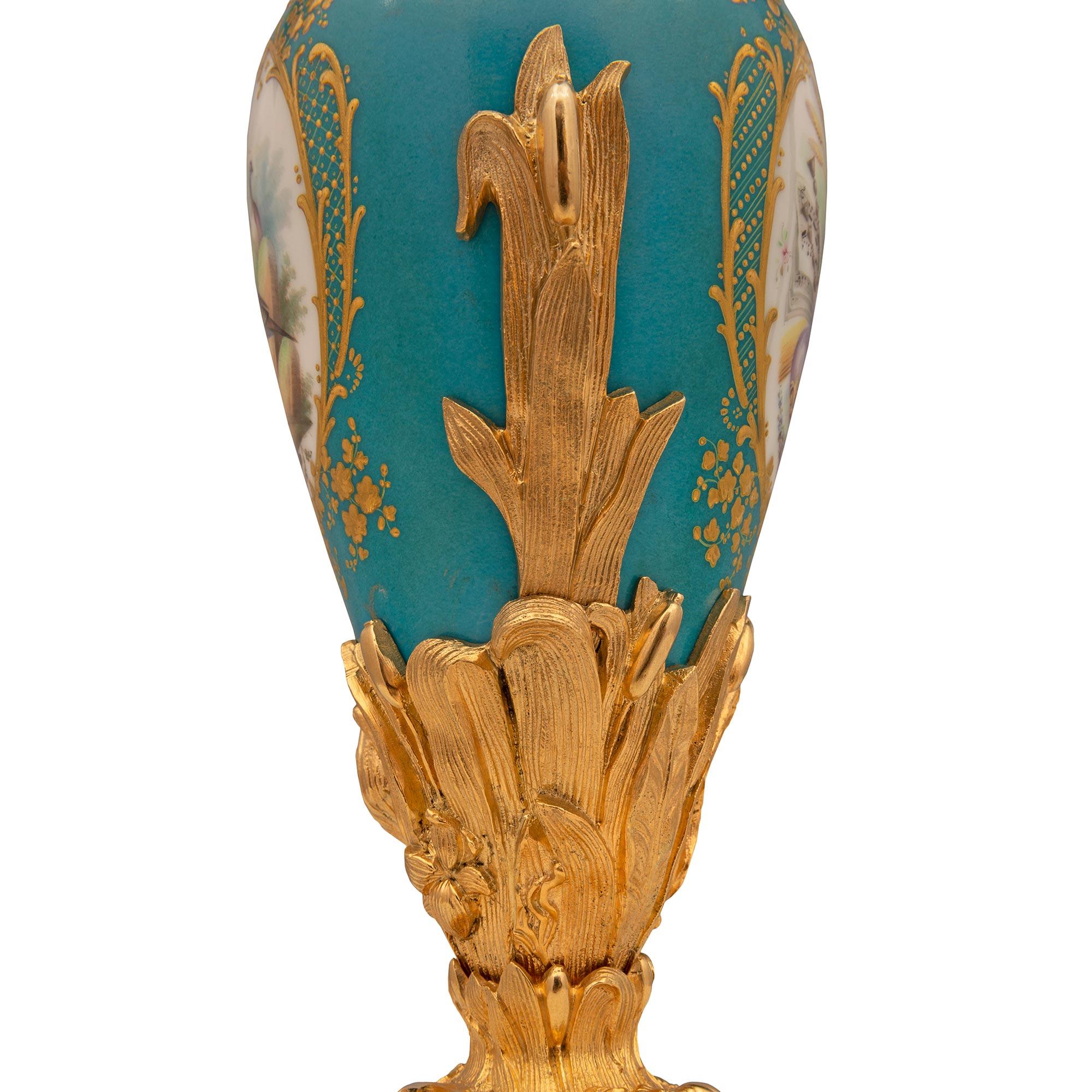Paire d'aiguières françaises Louis XVI du 19ème siècle en porcelaine de St. Svres et bronze doré en vente 3