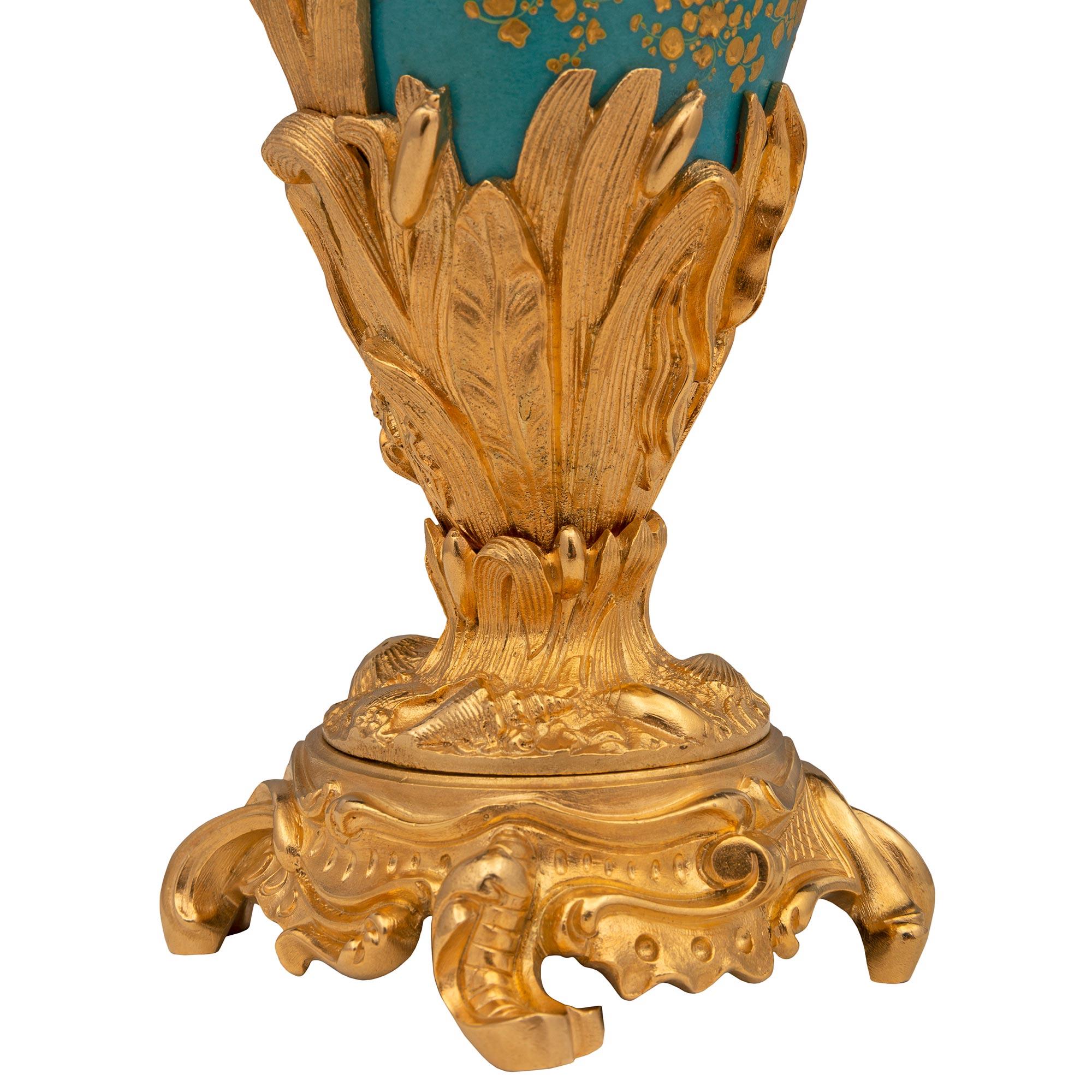 Paire d'aiguières françaises Louis XVI du 19ème siècle en porcelaine de St. Svres et bronze doré en vente 4