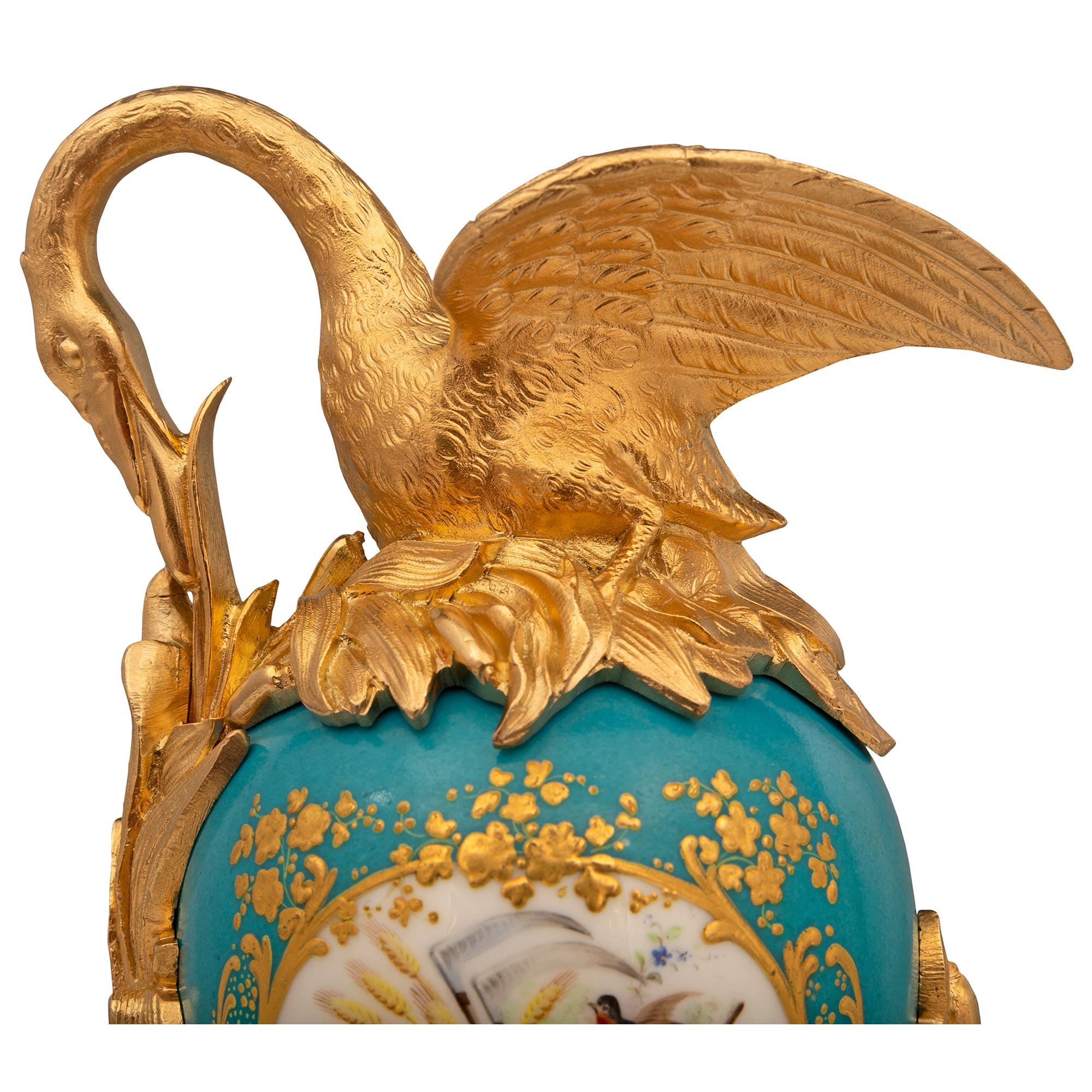 Paire d'aiguières françaises Louis XVI du 19ème siècle en porcelaine de St. Svres et bronze doré Bon état - En vente à West Palm Beach, FL