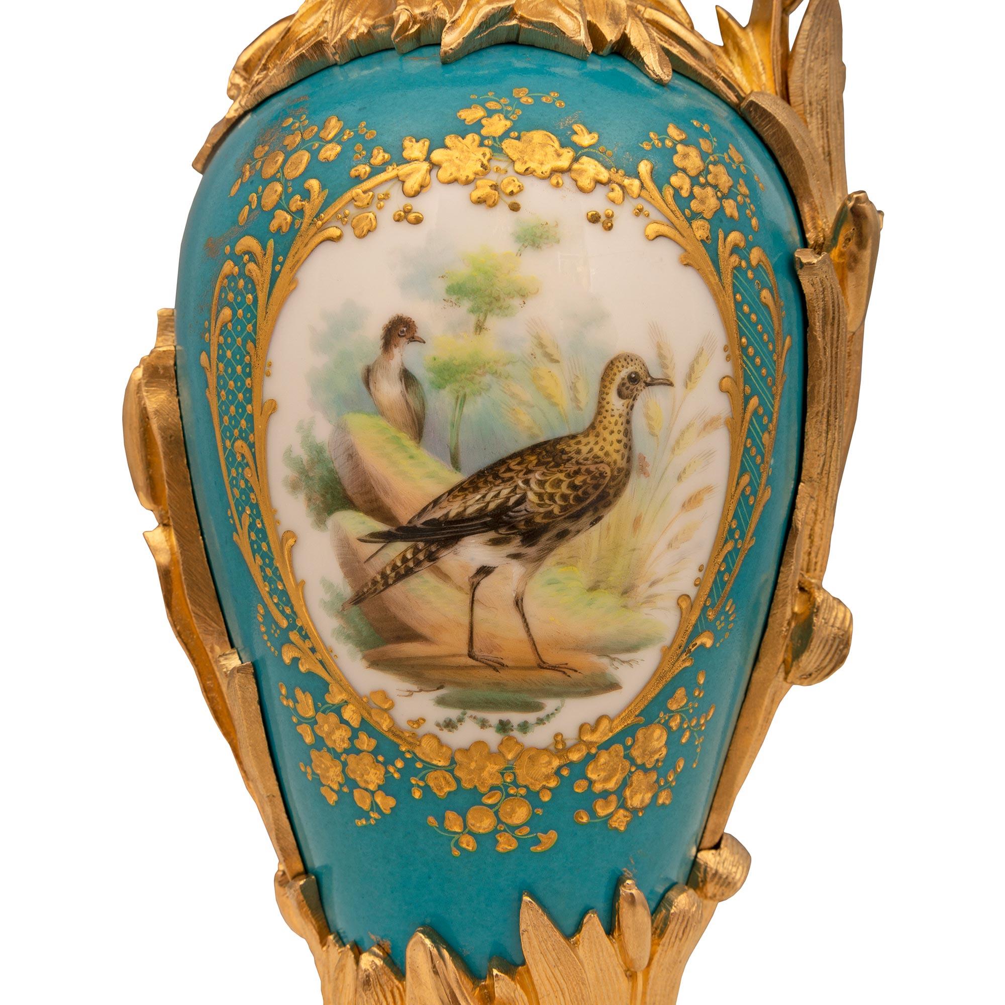 XIXe siècle Paire d'aiguières françaises Louis XVI du 19ème siècle en porcelaine de St. Svres et bronze doré en vente