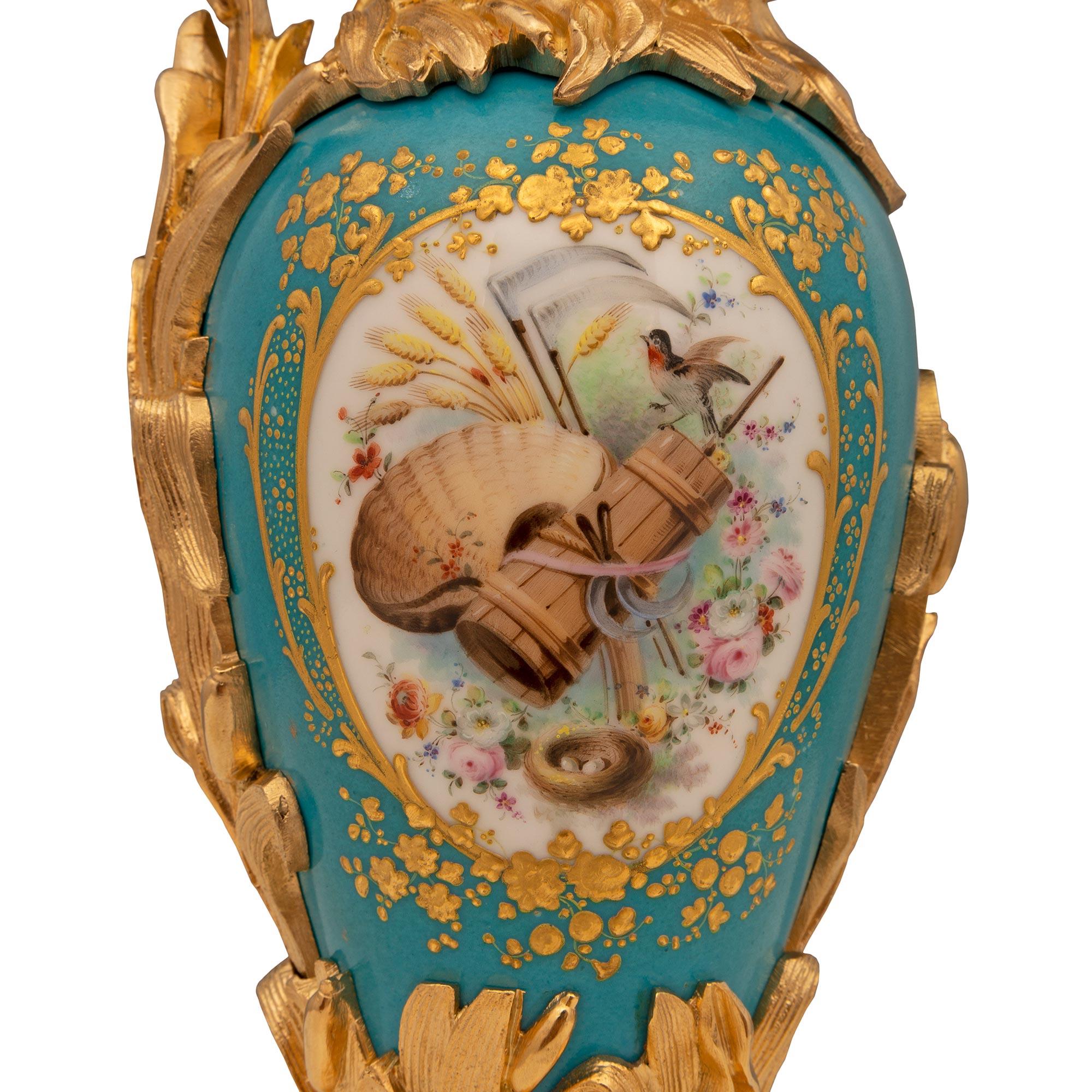 Porcelaine Paire d'aiguières françaises Louis XVI du 19ème siècle en porcelaine de St. Svres et bronze doré en vente