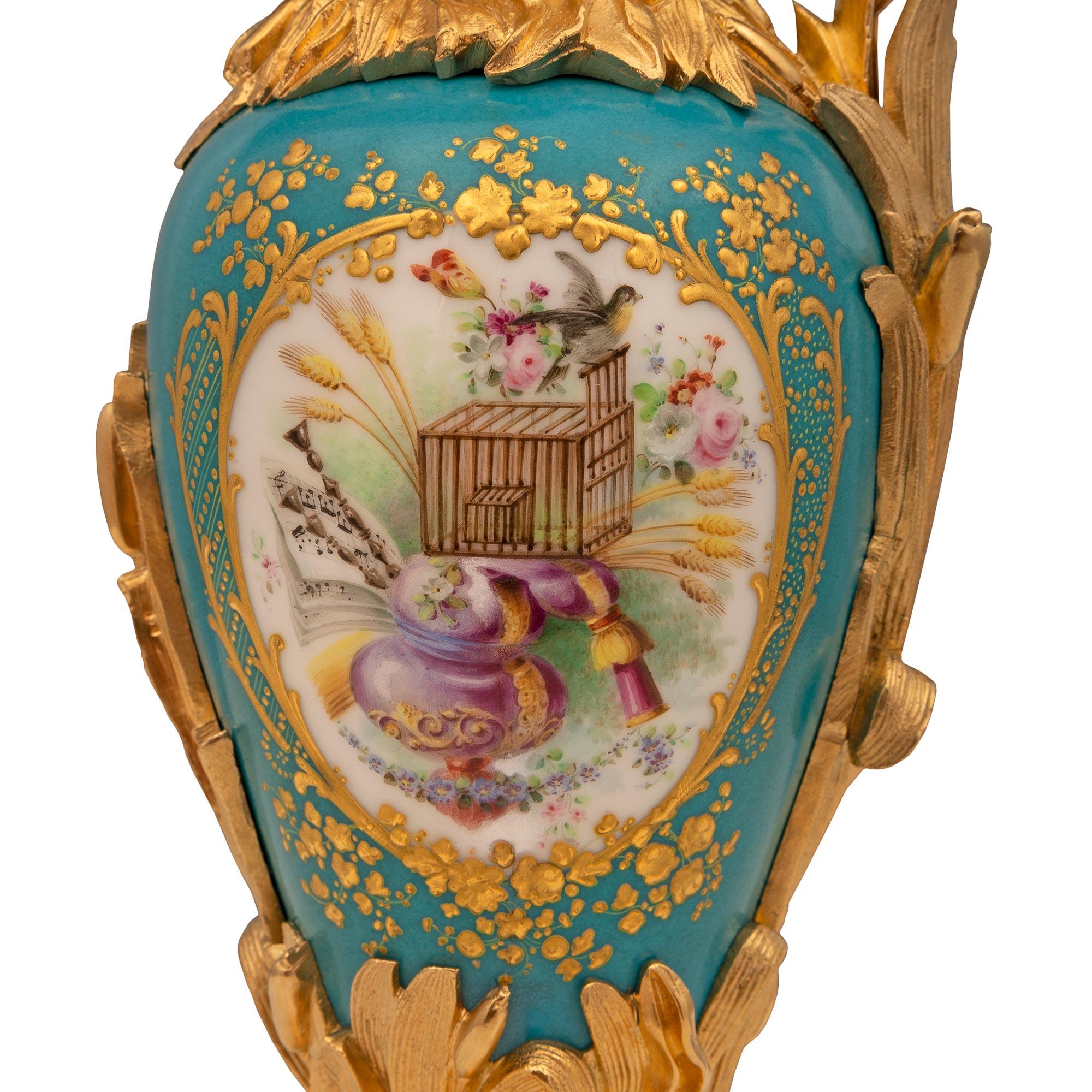 Paire d'aiguières françaises Louis XVI du 19ème siècle en porcelaine de St. Svres et bronze doré en vente 1