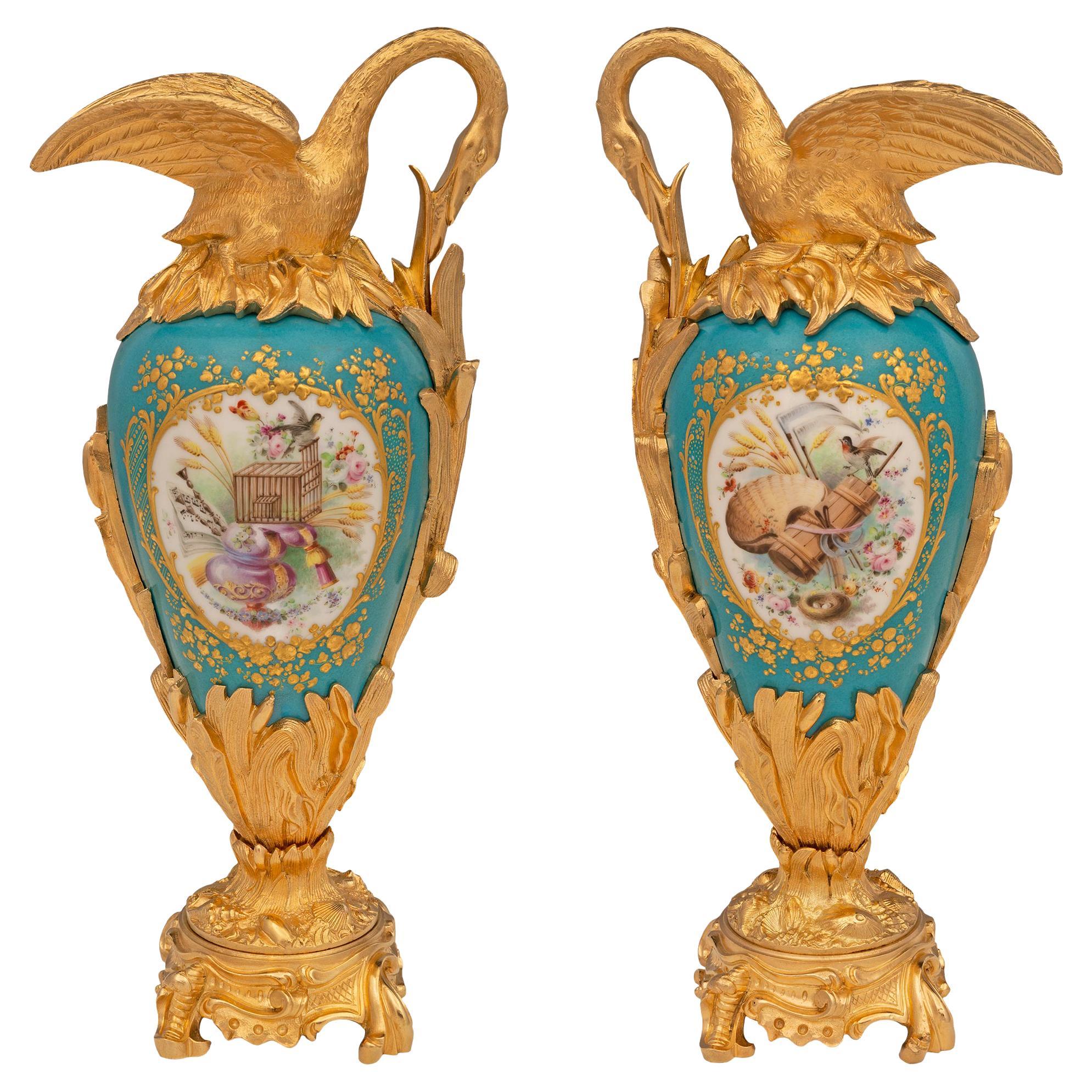 Paire d'aiguières françaises Louis XVI du 19ème siècle en porcelaine de St. Svres et bronze doré