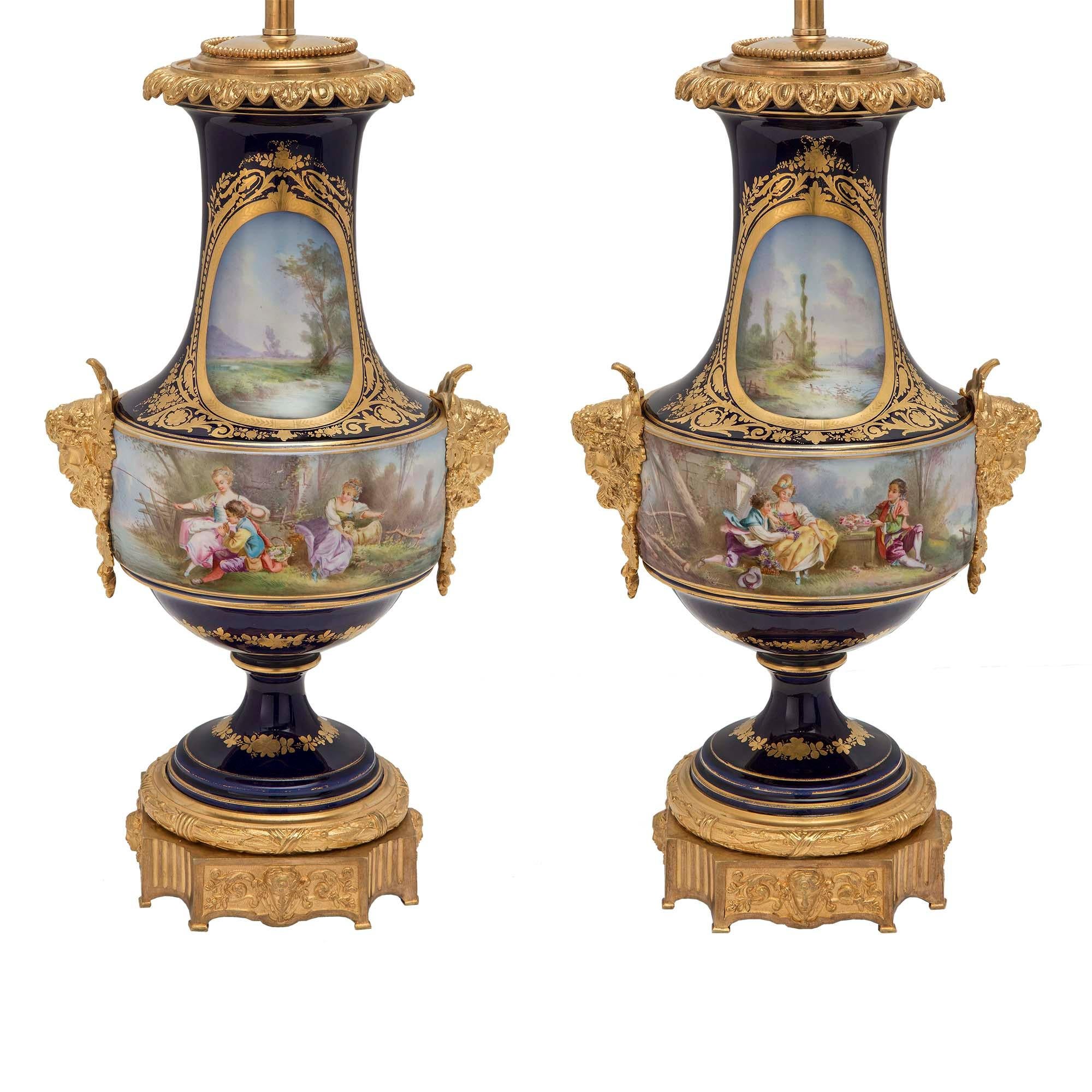 Porcelaine Paire de lampes en porcelaine de Sèvres et bronze doré de style Louis XVI du XIXe siècle en vente