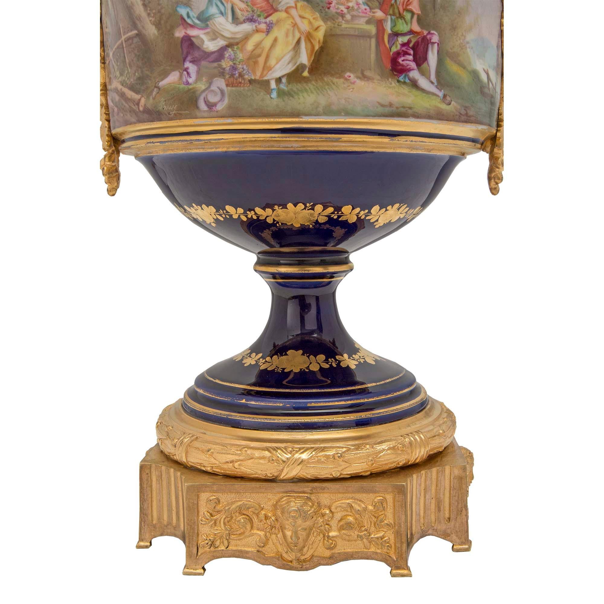 Paire de lampes en porcelaine de Sèvres et bronze doré de style Louis XVI du XIXe siècle en vente 1